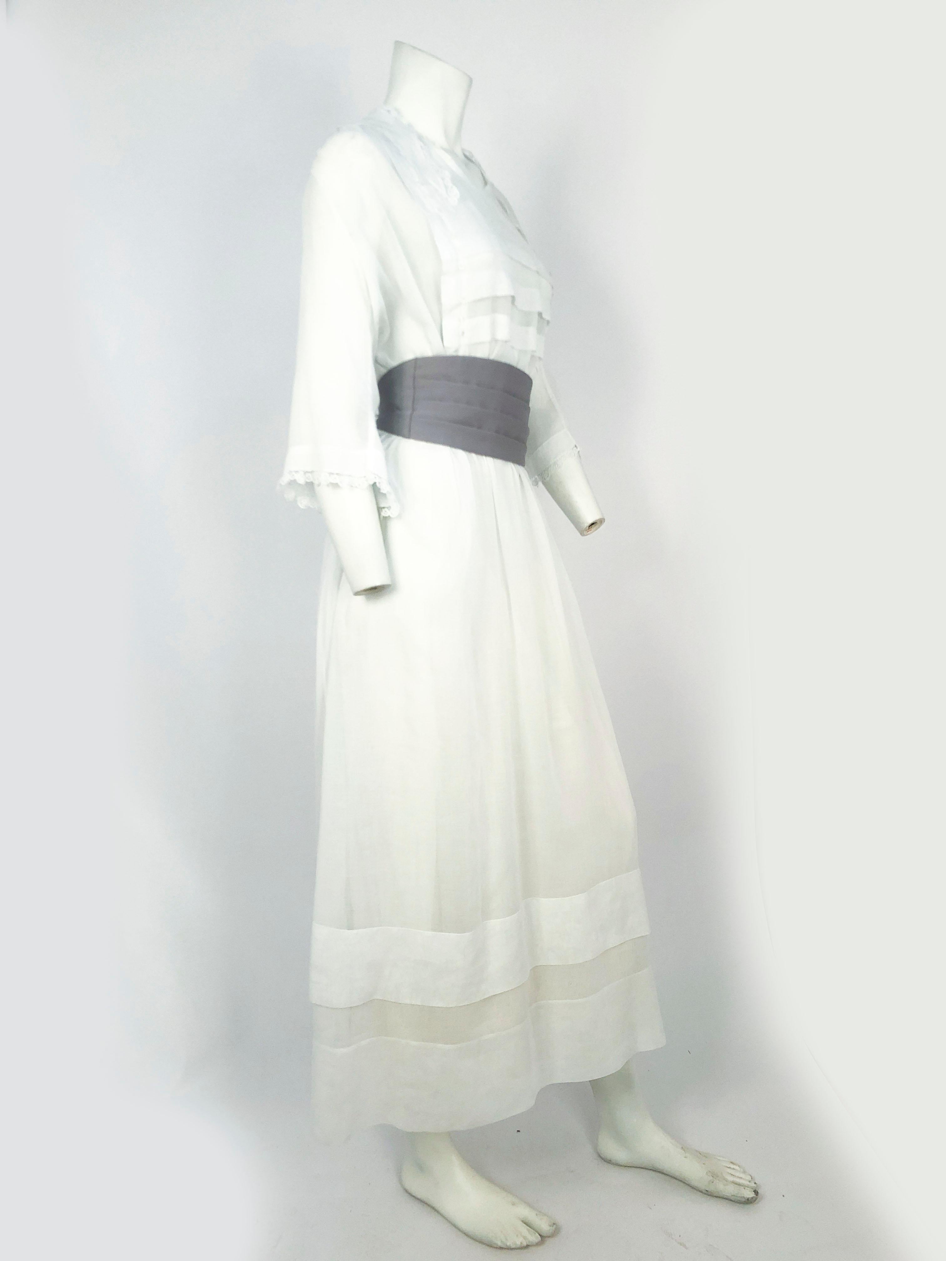 Robe de jour blanche édouardienne avec bordure en dentelle  Unisexe en vente