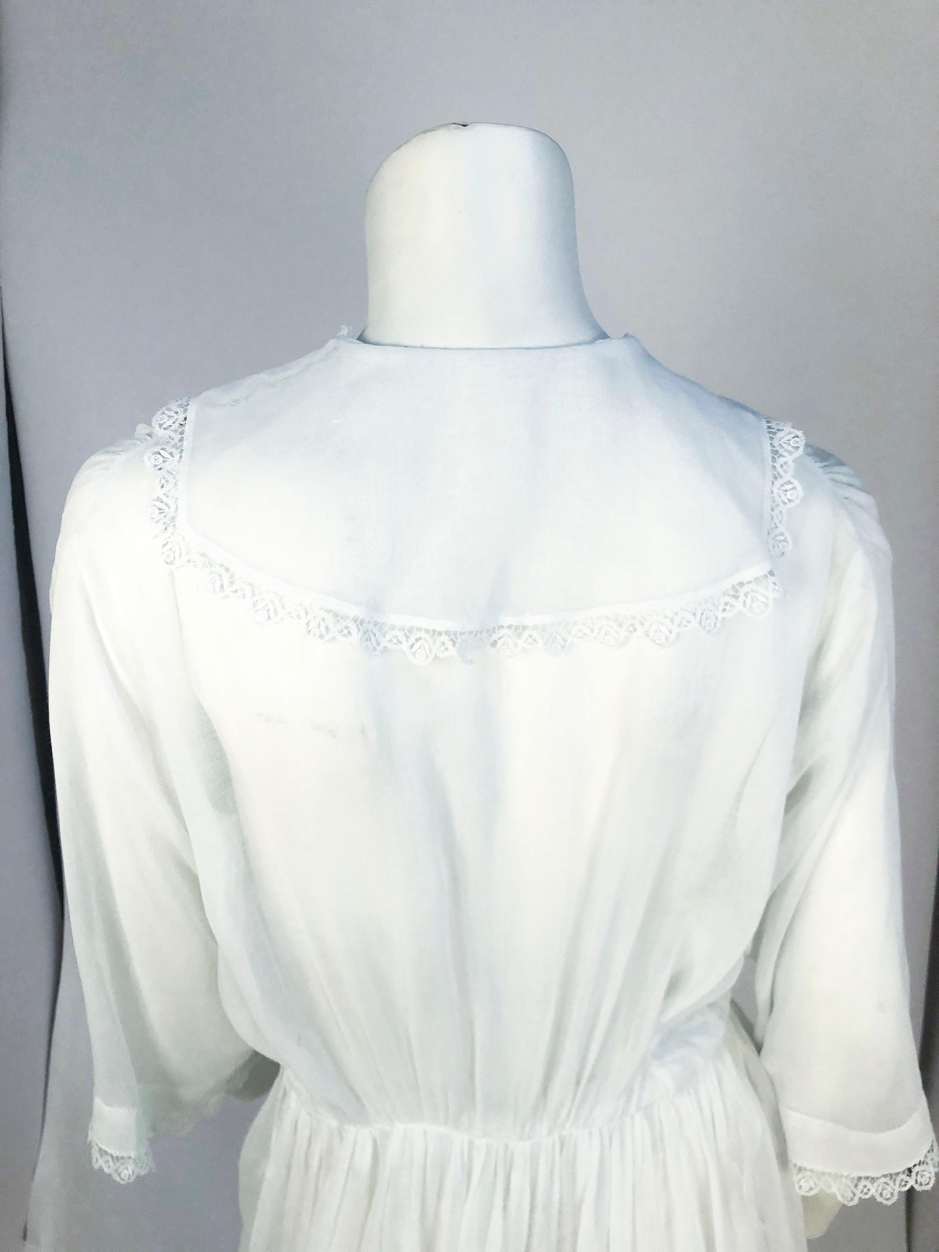 Edwardian White Day Dress with Lace Trim  In Good Condition For Sale In San Francisco, CA
