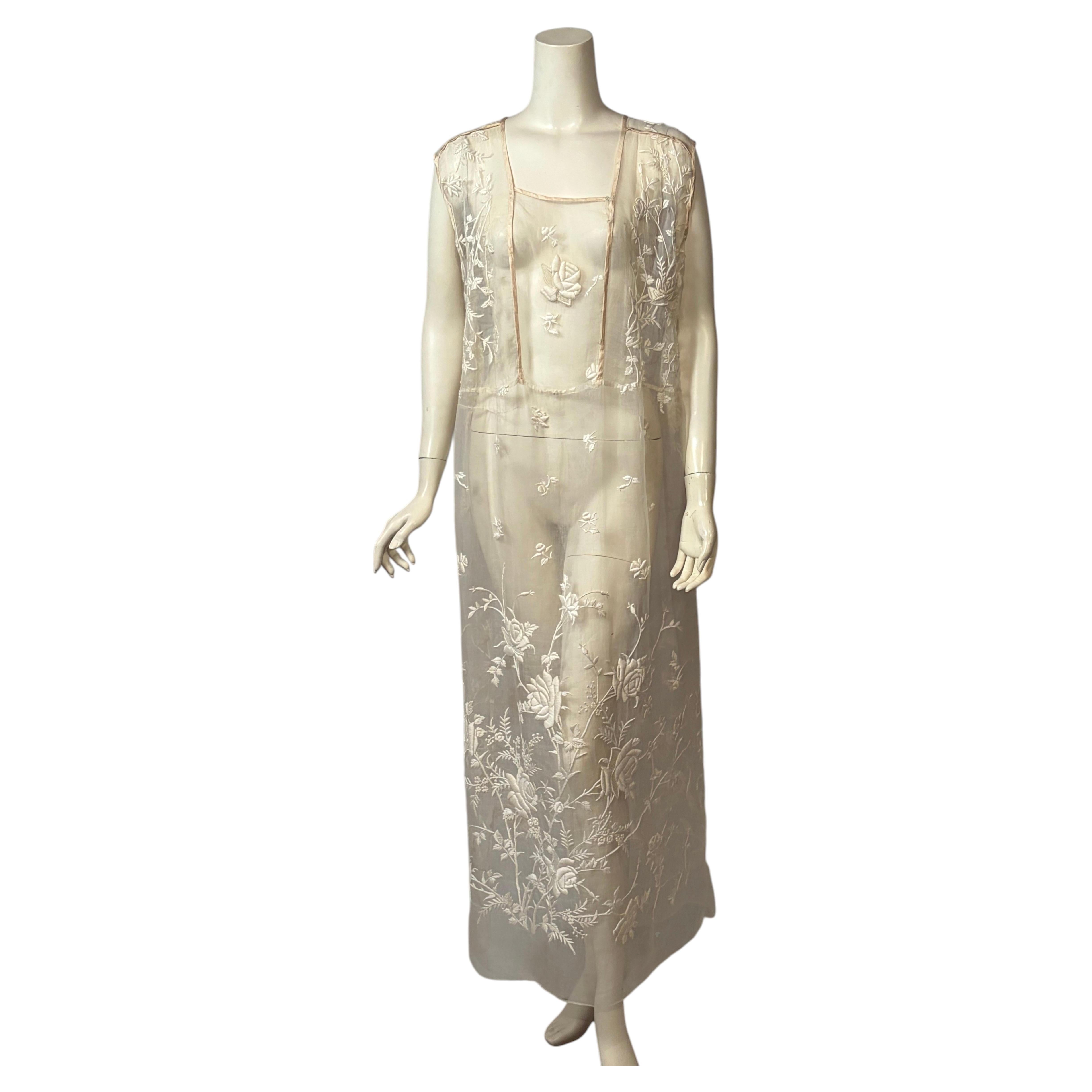 Handbesticktes Organdy-Kleid im edwardianischen Stil mit weiß-auf-weißem Blumenmuster