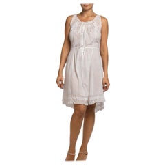 Robe édouardienne en coton biologique blanc à cordon de serrage à la taille avec détails en dentelle