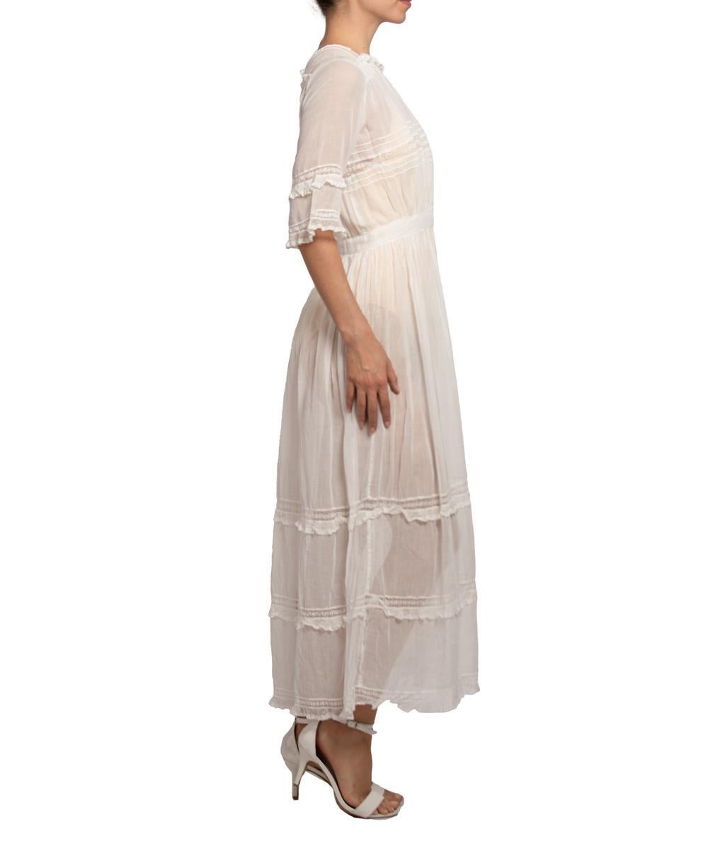 Edwardian White Organic Cotton Dress With Beautiful Lave Trim Detail In Excellent Condition For Sale In New York, NY