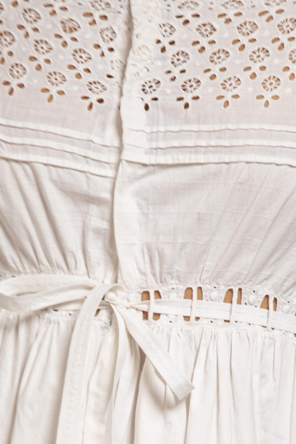 Robe édouardienne blanche en coton biologique brodée à la main avec œillets et dentelle en vente 5