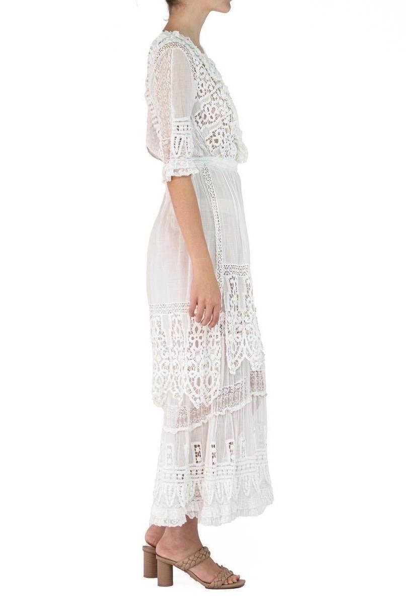 Robe édouardienne blanche en voile de coton biologique avec broderie et dentelle Pour femmes en vente