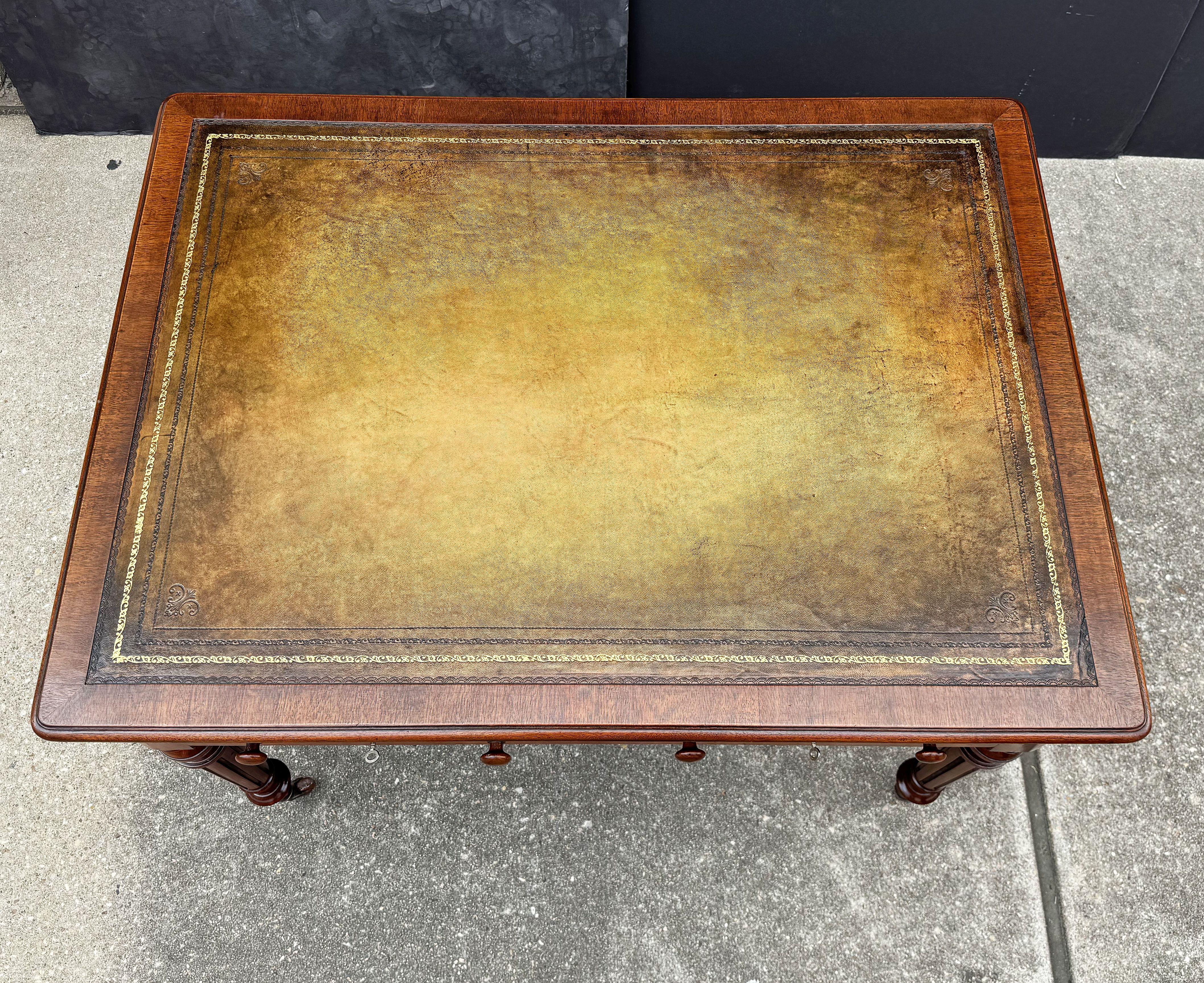 Edwardianischer Schreibtisch oder Schreibtisch aus Mahagoni mit Lederplatte aus England im Angebot 3