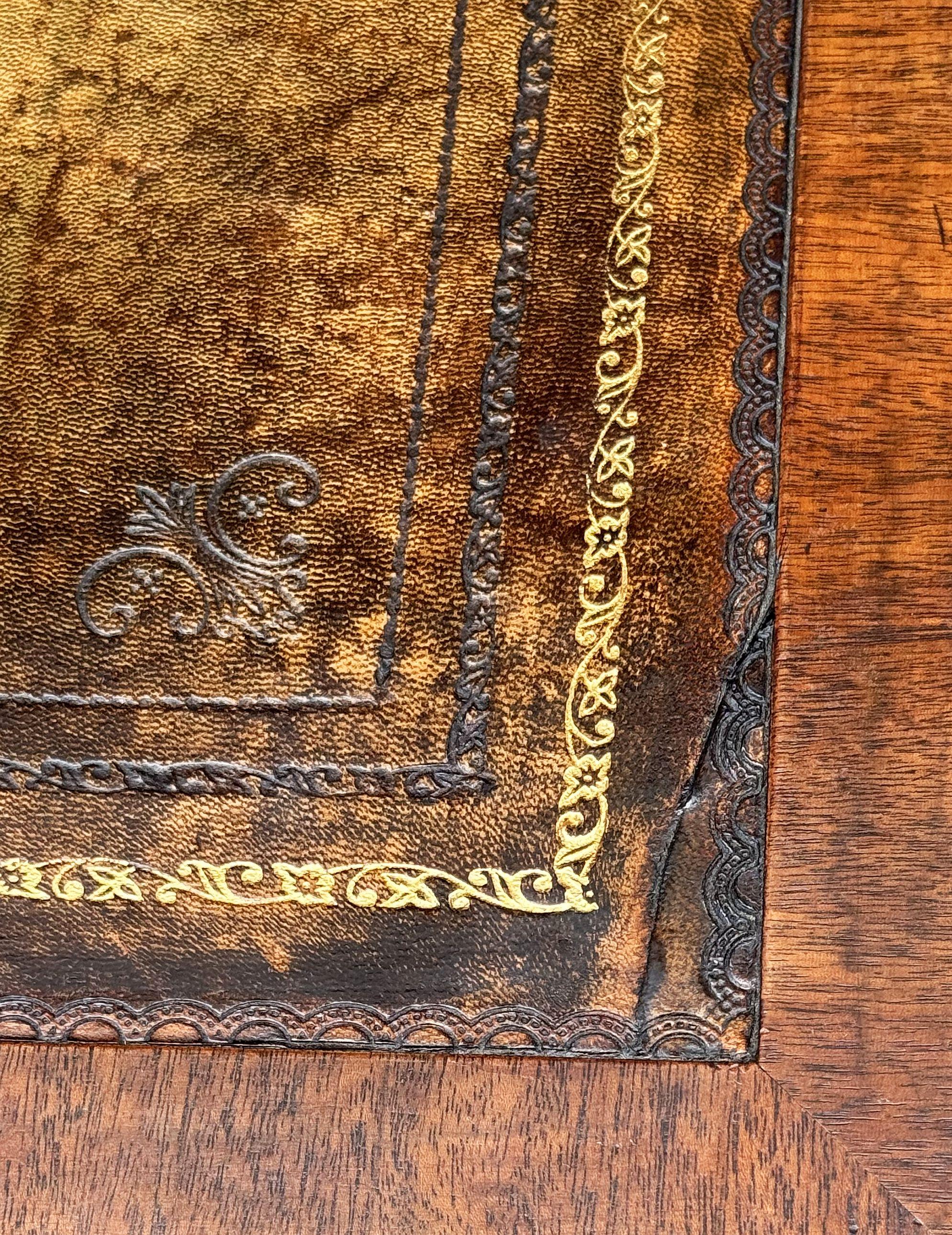 Edwardianischer Schreibtisch oder Schreibtisch aus Mahagoni mit Lederplatte aus England im Angebot 4