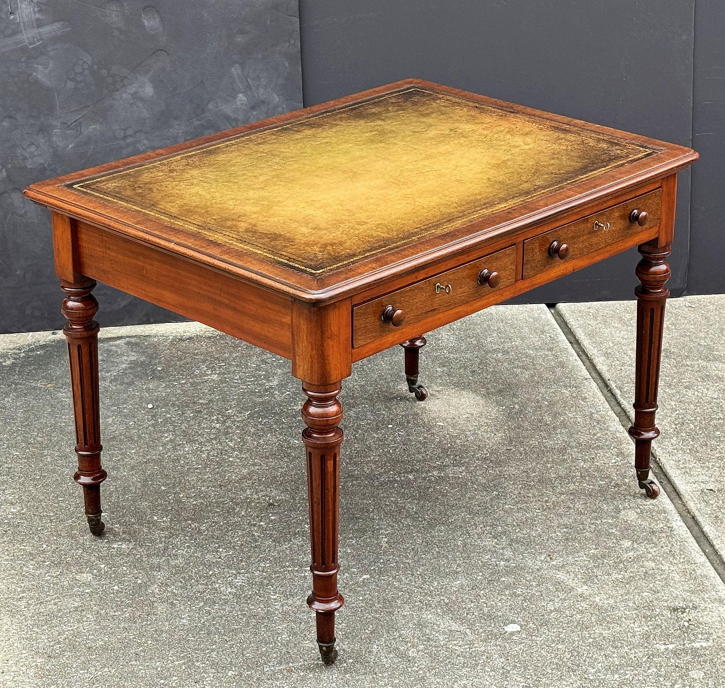 Edwardianischer Schreibtisch oder Schreibtisch aus Mahagoni mit Lederplatte aus England (Englisch) im Angebot