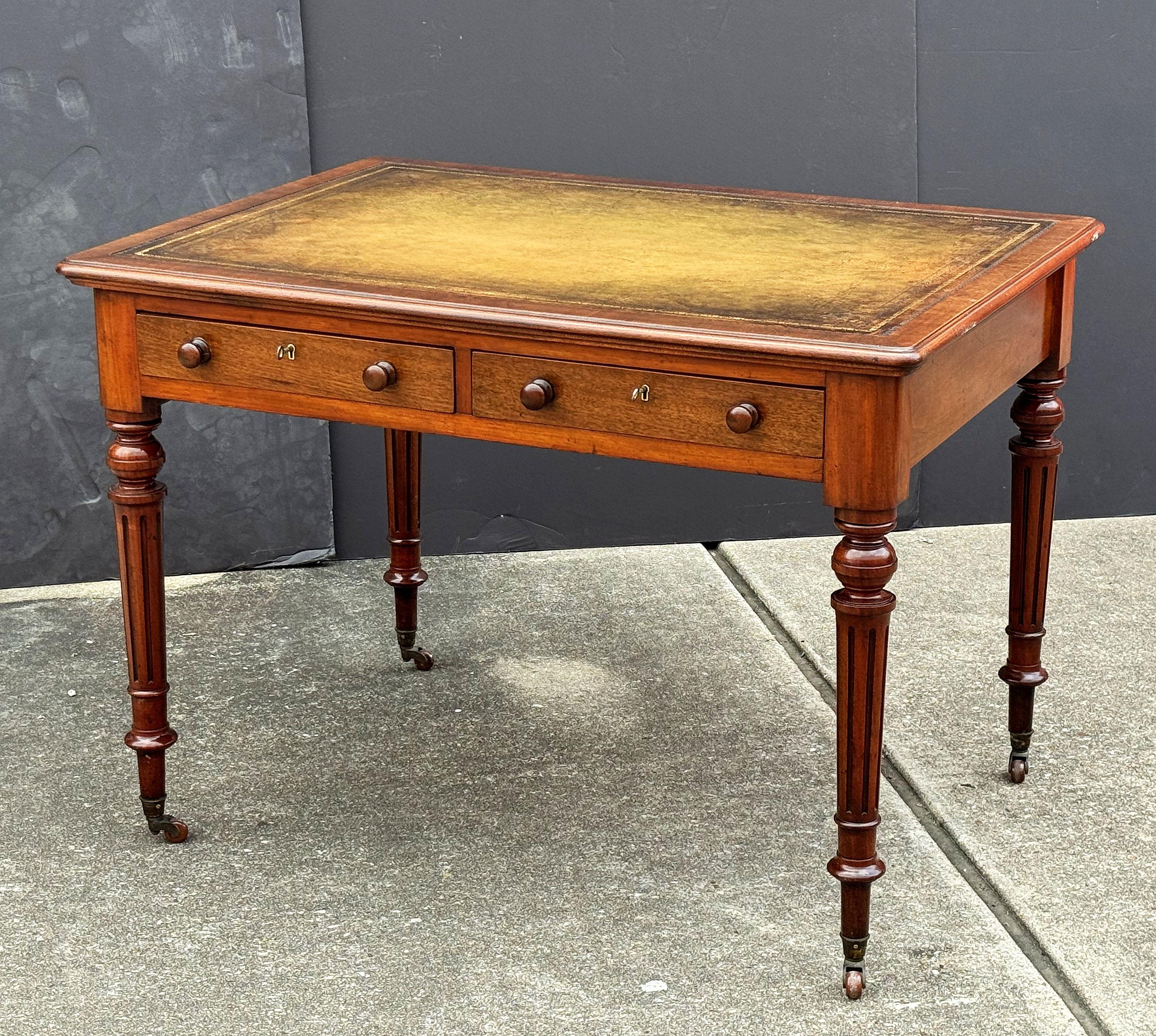 Edwardianischer Schreibtisch oder Schreibtisch aus Mahagoni mit Lederplatte aus England (Geprägt) im Angebot