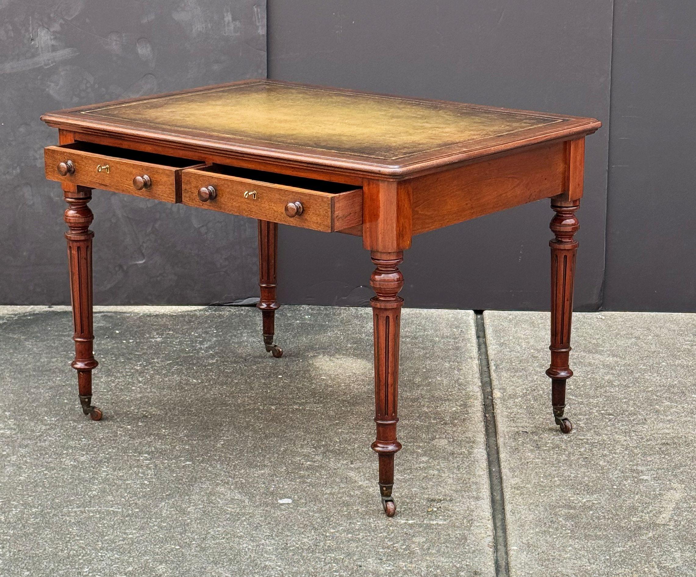 Edwardianischer Schreibtisch oder Schreibtisch aus Mahagoni mit Lederplatte aus England im Zustand „Gut“ im Angebot in Austin, TX