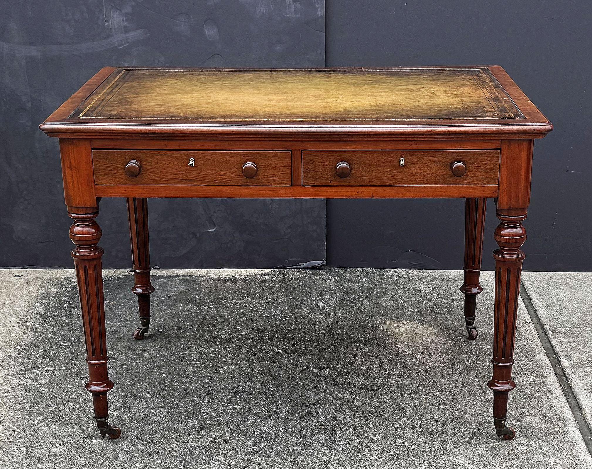 Edwardianischer Schreibtisch oder Schreibtisch aus Mahagoni mit Lederplatte aus England (Metall) im Angebot