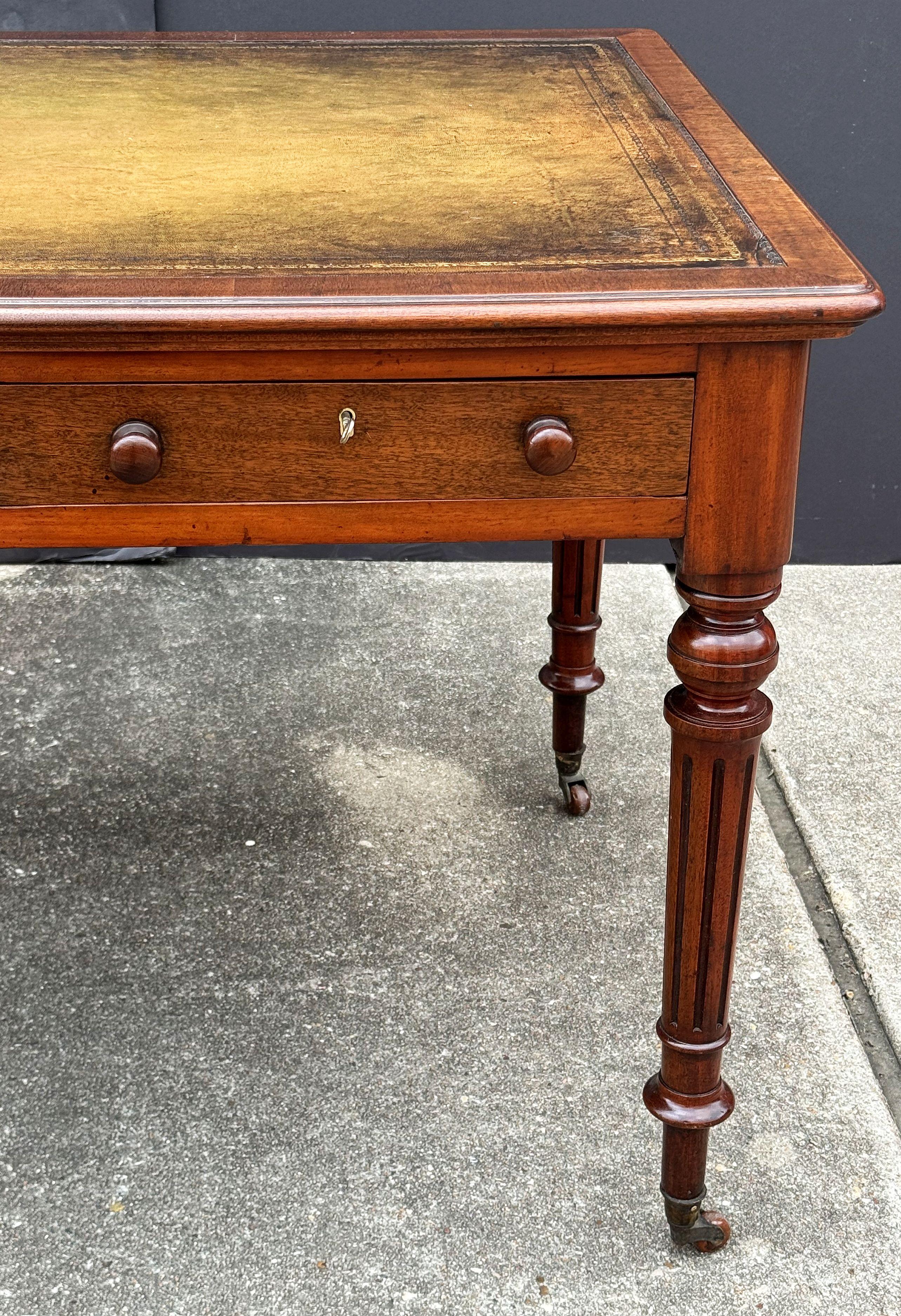 Edwardianischer Schreibtisch oder Schreibtisch aus Mahagoni mit Lederplatte aus England im Angebot 2