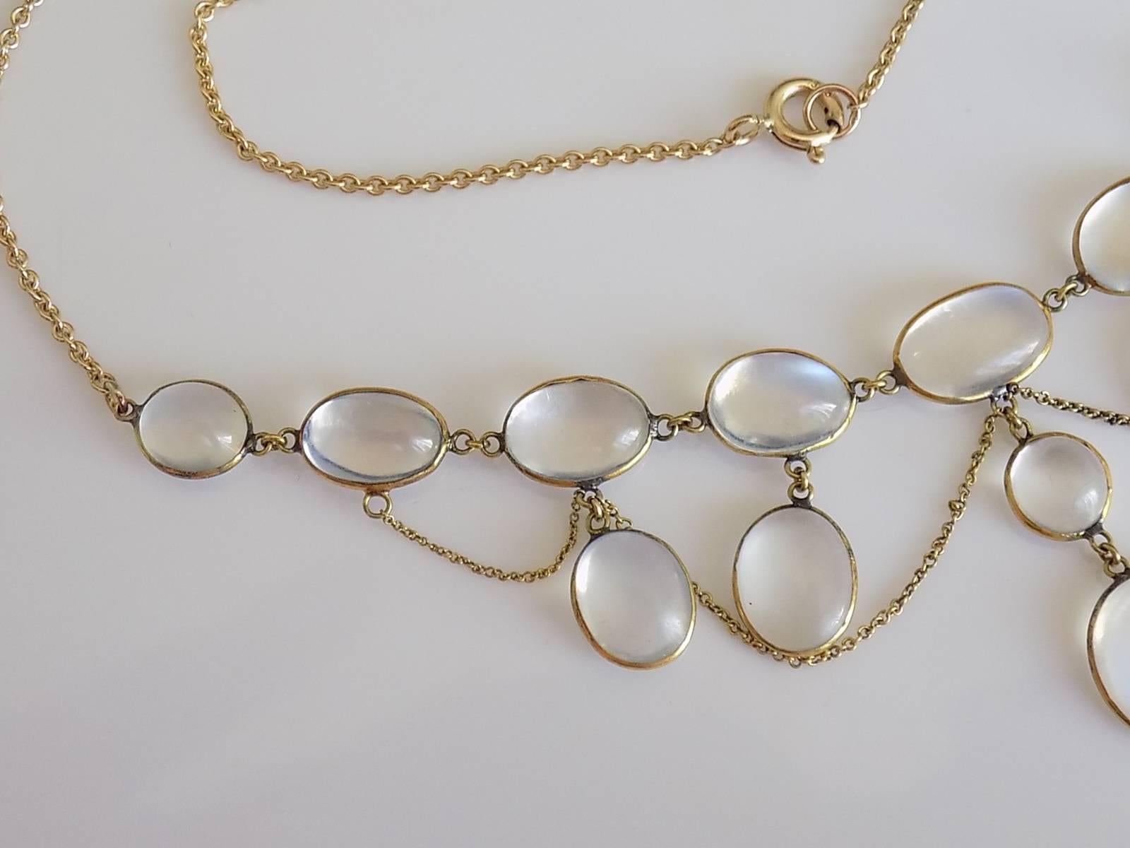 A Gorgeous Edwardian c.1900-1910 Moonstone necklace in 9 Carat Yellow Gold. English origin.
Moonstones from 7.5mm to 12mm.
Drop of the front 35mm.
Total length of the necklace 18