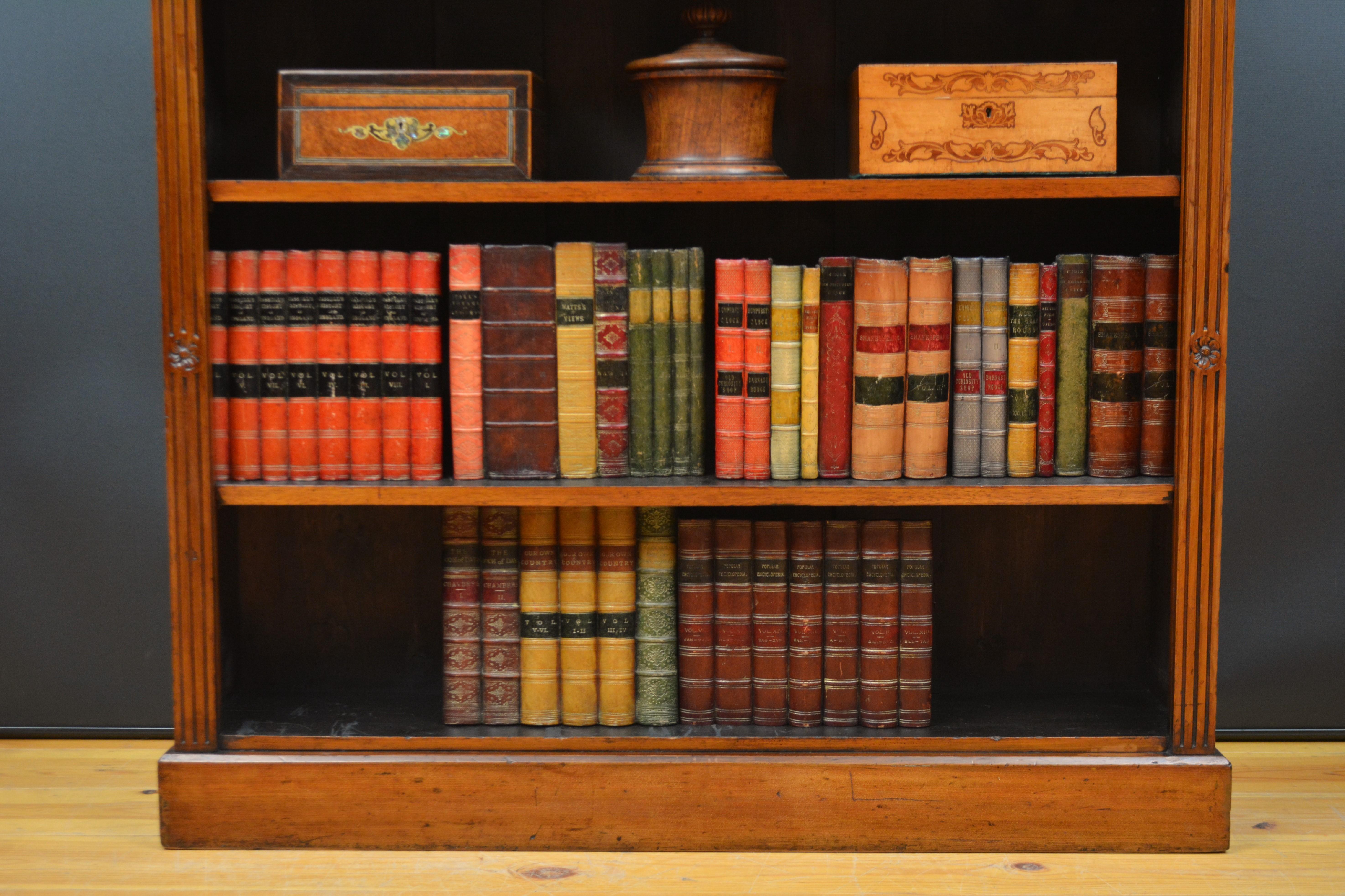 Edwards & Roberts Libreria a giorno vittoriana inglese in noce in vendita 1