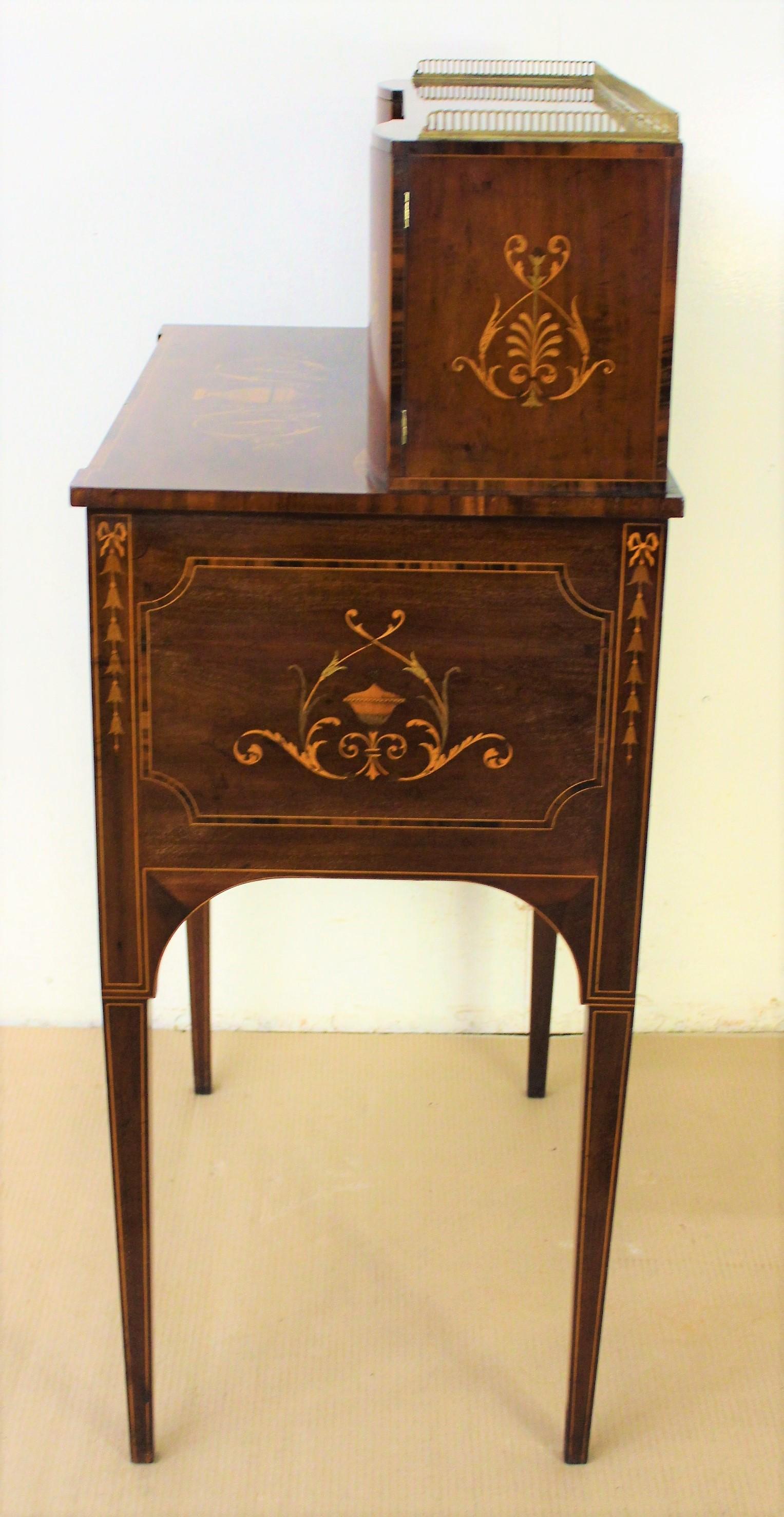 A fine quality inlaid mahogany bonheur du jour by the prestigious cabinet maker Edwards and Roberts of London. Of excellent construction in solid mahogany with attractive mahogany veneers, cross banded in tulip wood. Decorated throughout with