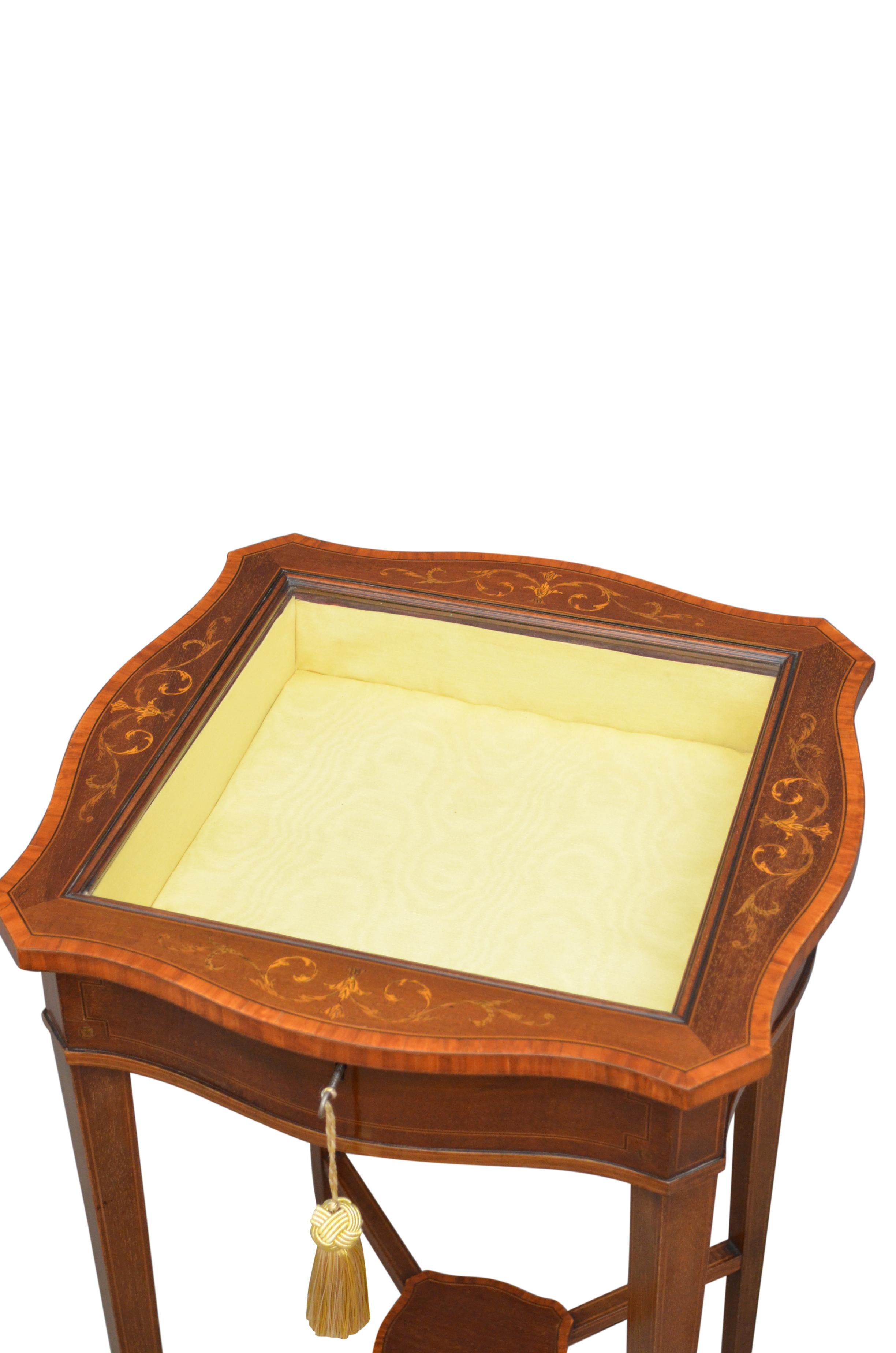 K0401 Edwards and Roberts mahogany display table with serpentine lid with neoclassical inlays and satinwood crossbanding, fitted with original working lock and a key and standing on tapered legs. All in excellent home ready condition