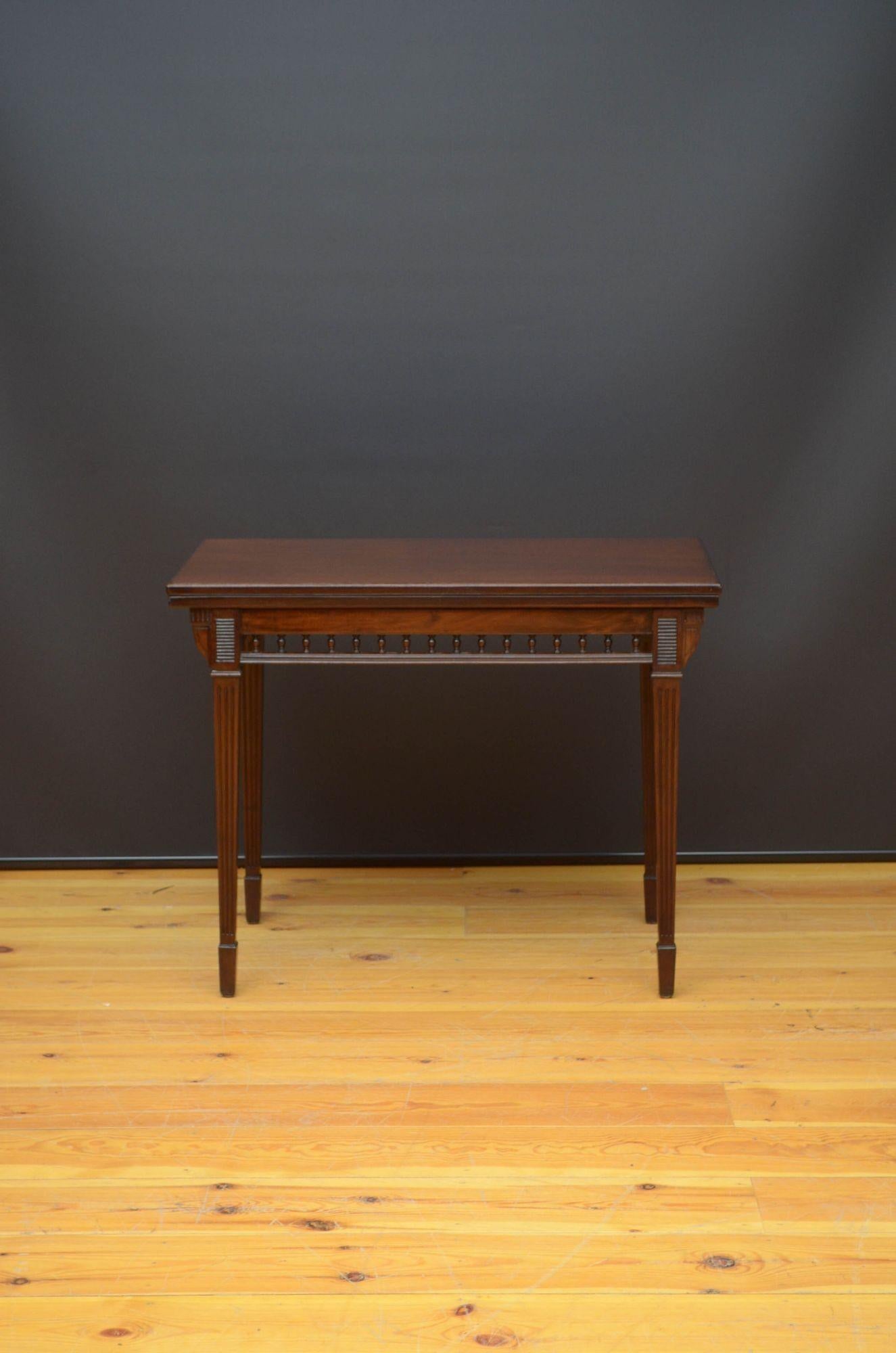 J023 A superb quality Edwardian Edwards and Roberts card table in mahogany, having figured fold over to enclosing new baize above figured mahogany frieze with decorative spindles, standing on tapered reeded legs terminating in spade feet. This