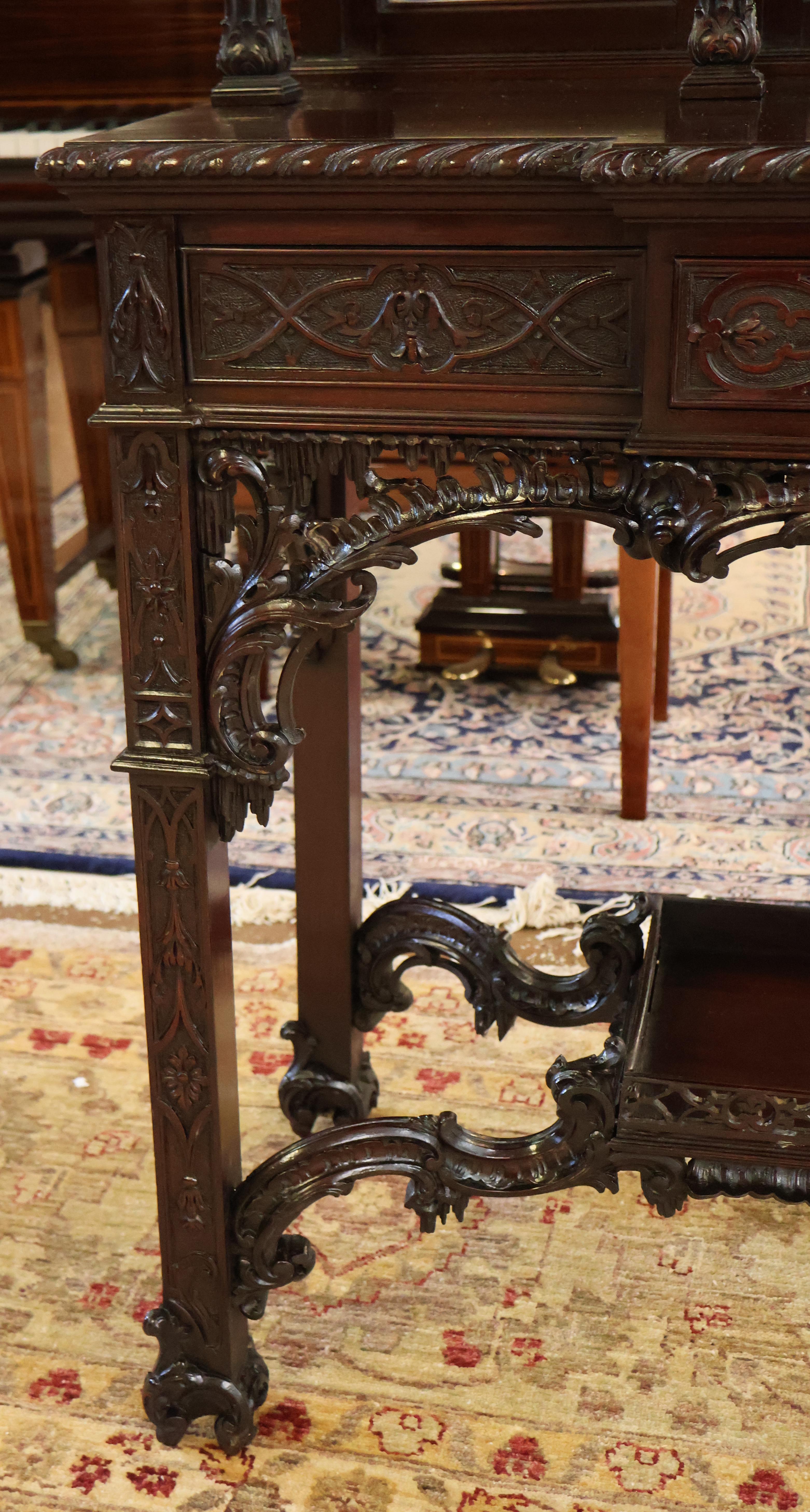 Acajou Edwards & Roberts 19e siècle - Meuble d'étagère en acajou de style Chippendale chinois en vente