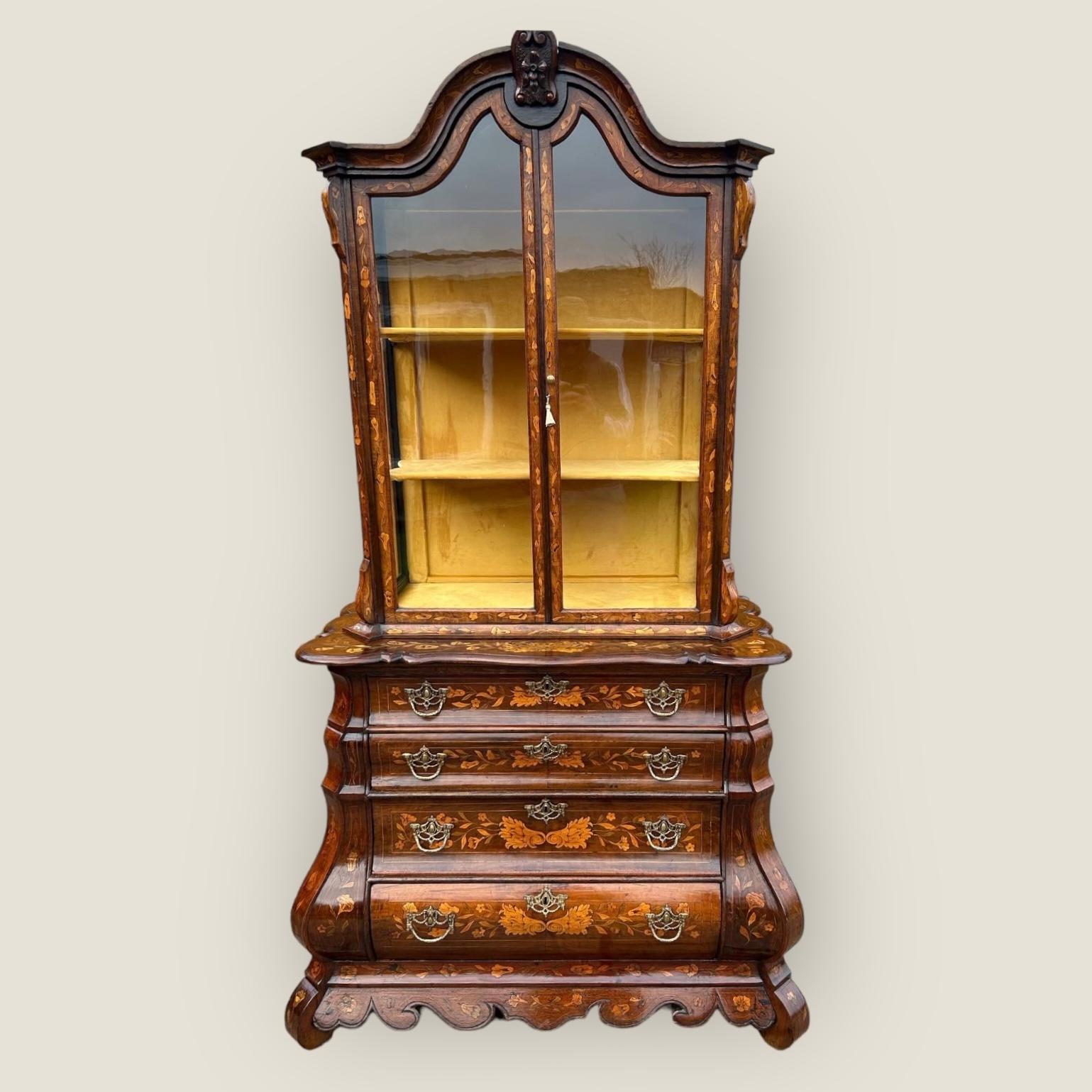 Un mobile da esposizione con intarsio olandese in noce del XVIII/XIX secolo di Edward & Roberts, con ricevuta d'acquisto direttamente da Edwards & Roberts nel 1890. Con il tetto ad arco e decorato con intarsi floreali e arabeschi olandesi, questo