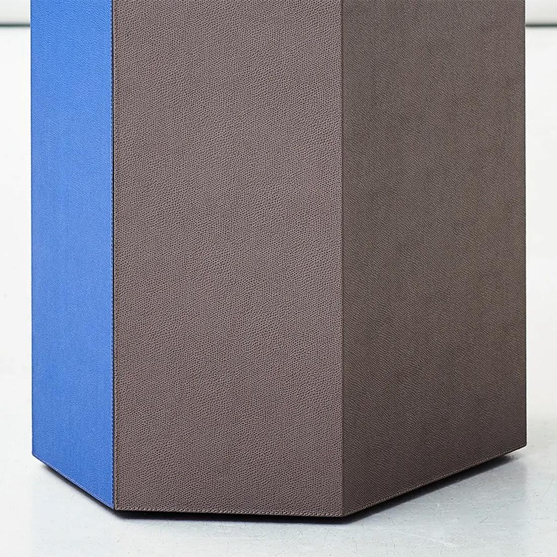 Tabouret bleu et marron Edwin Neuf - En vente à Paris, FR
