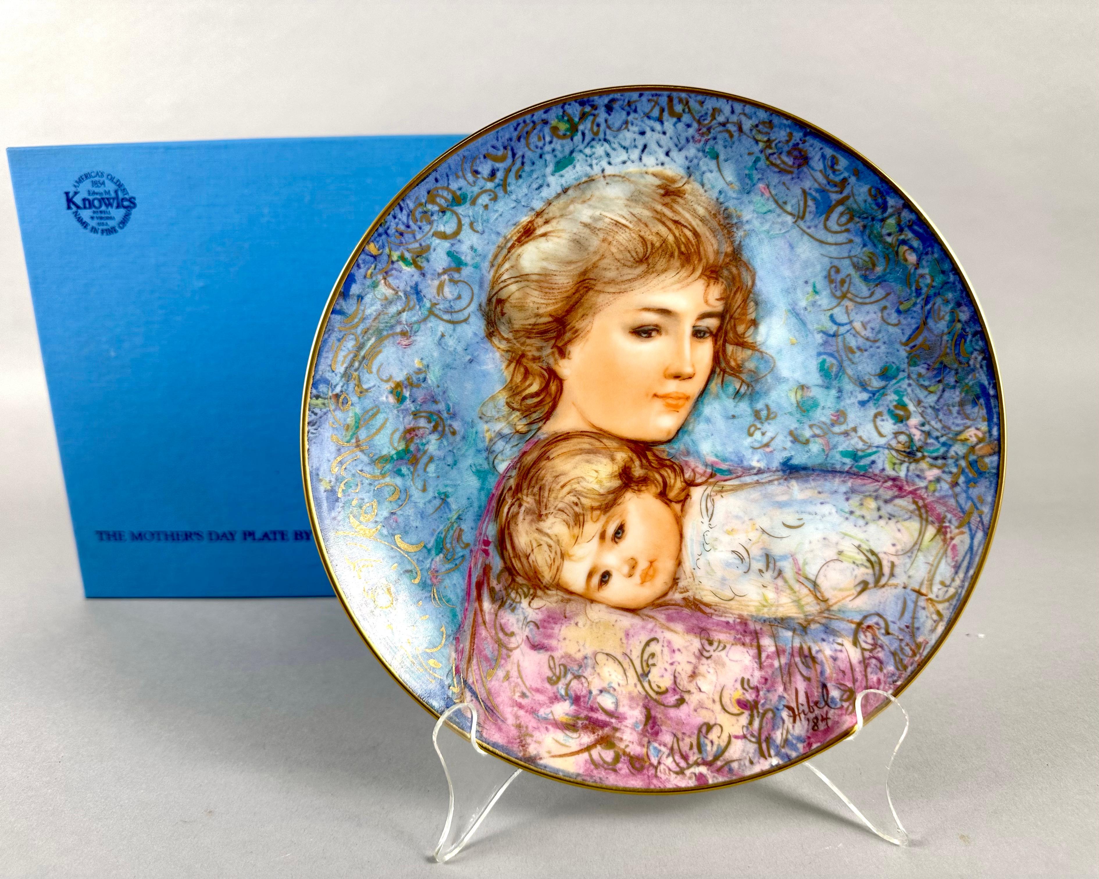 Vintage 1984 Edwin M. Knowles Mother's Day Limited Edition Collectible Plates created exclusively by Edna Hibel.

Ces assiettes en porcelaine fine sont jolies et portent le titre 