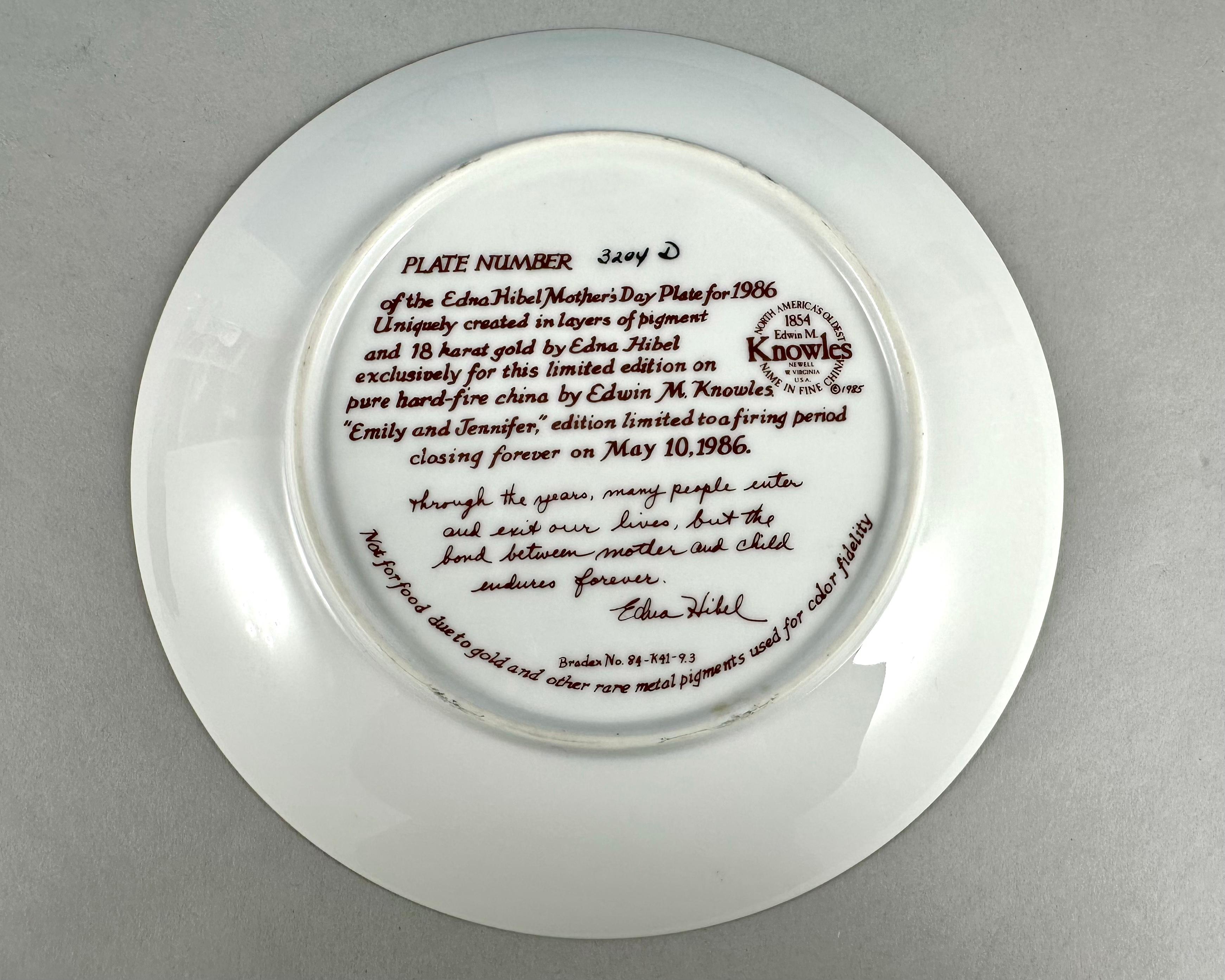 Plates Edwin M.Knowles - Edna Hibel Mother's Day Limited Edition Collectibles In Excellent Condition For Sale In Bastogne, BE