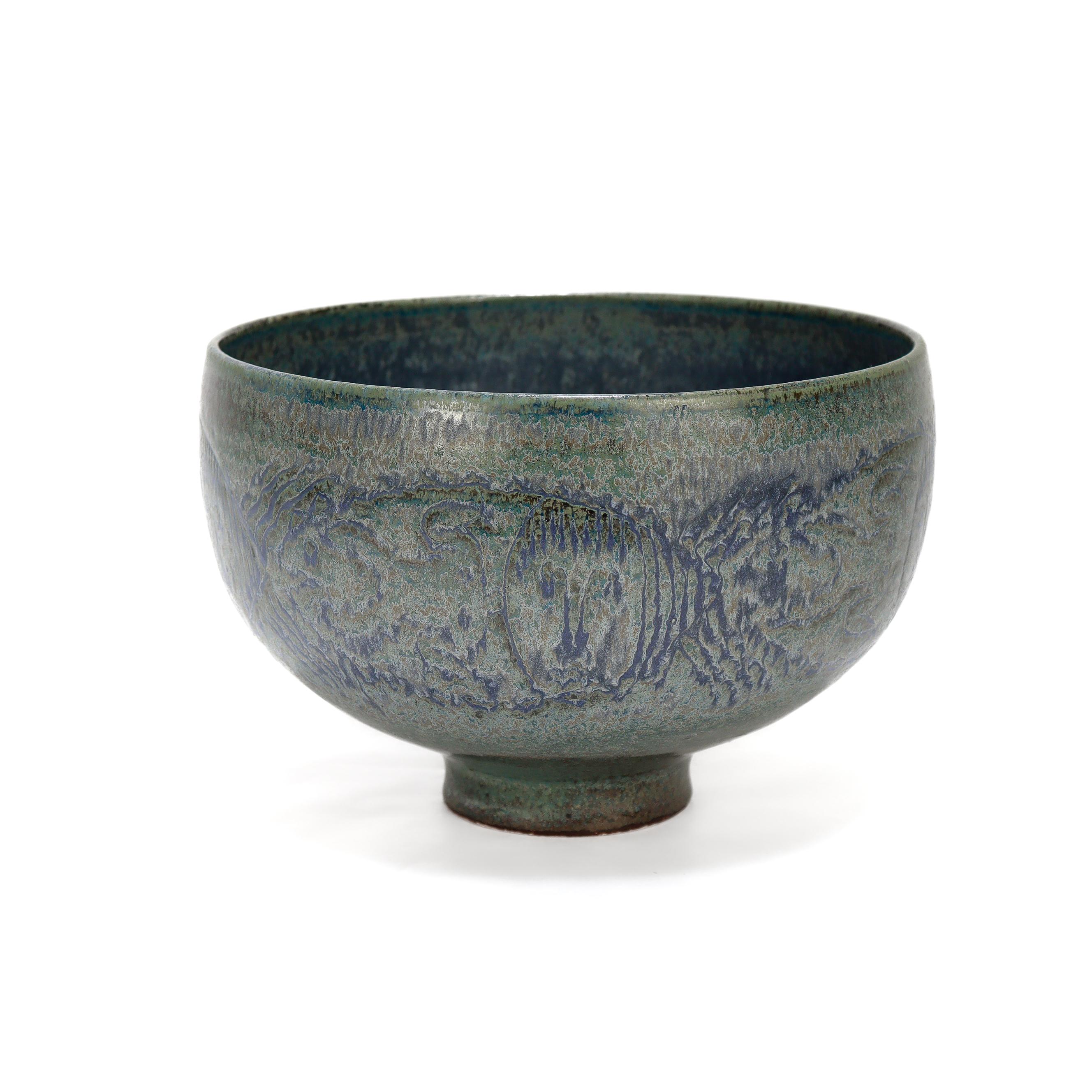 Américain Edwin and Mary Scheier Bol moderne en poterie d'art bleu sarcelle avec poissons et figurines en vente