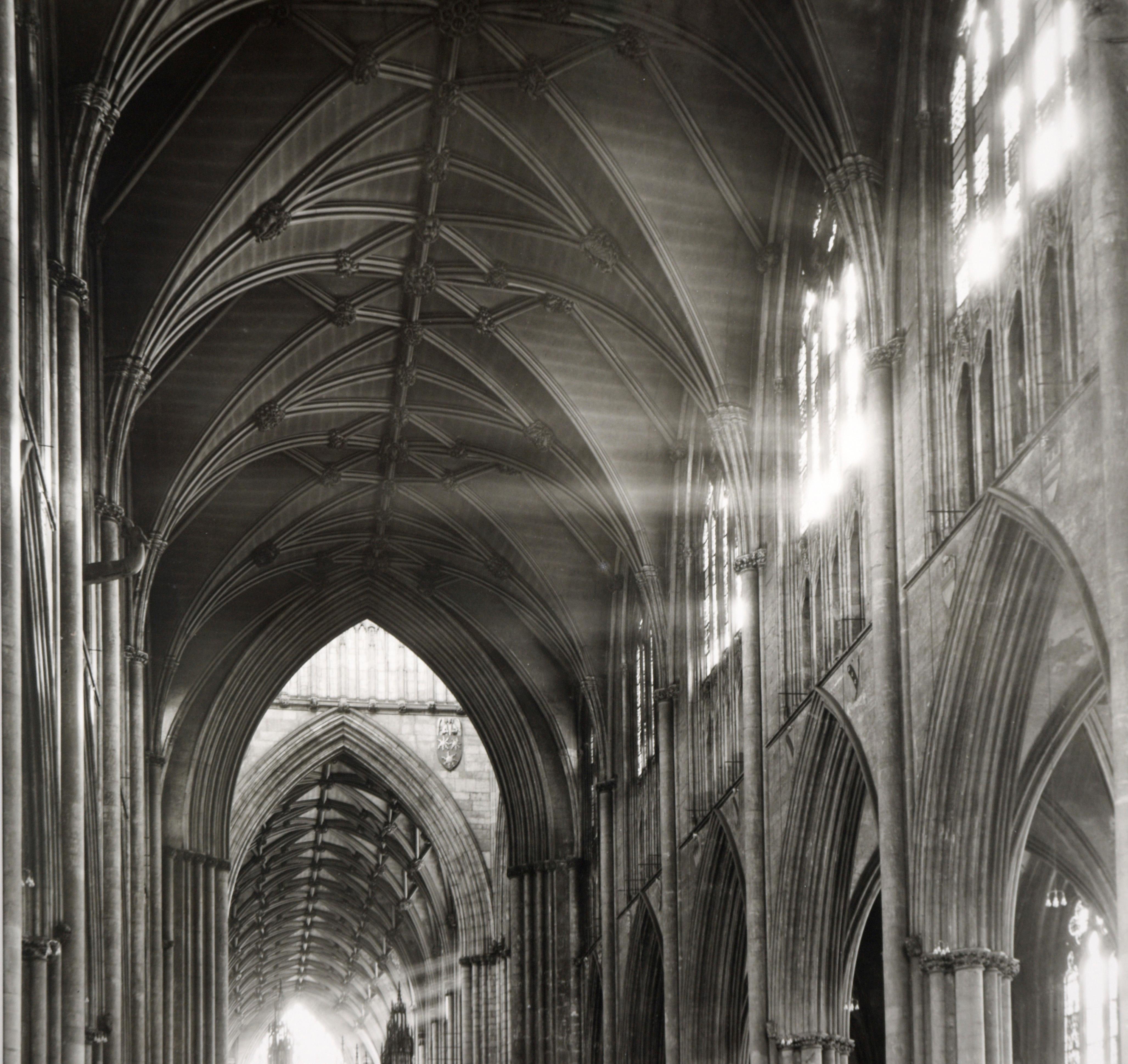 York Minster Minsterkathedrale, das Kirchenschiff mit Blick nach Osten Innenaufnahme (Schwarz), Black and White Photograph, von Edwin Smith