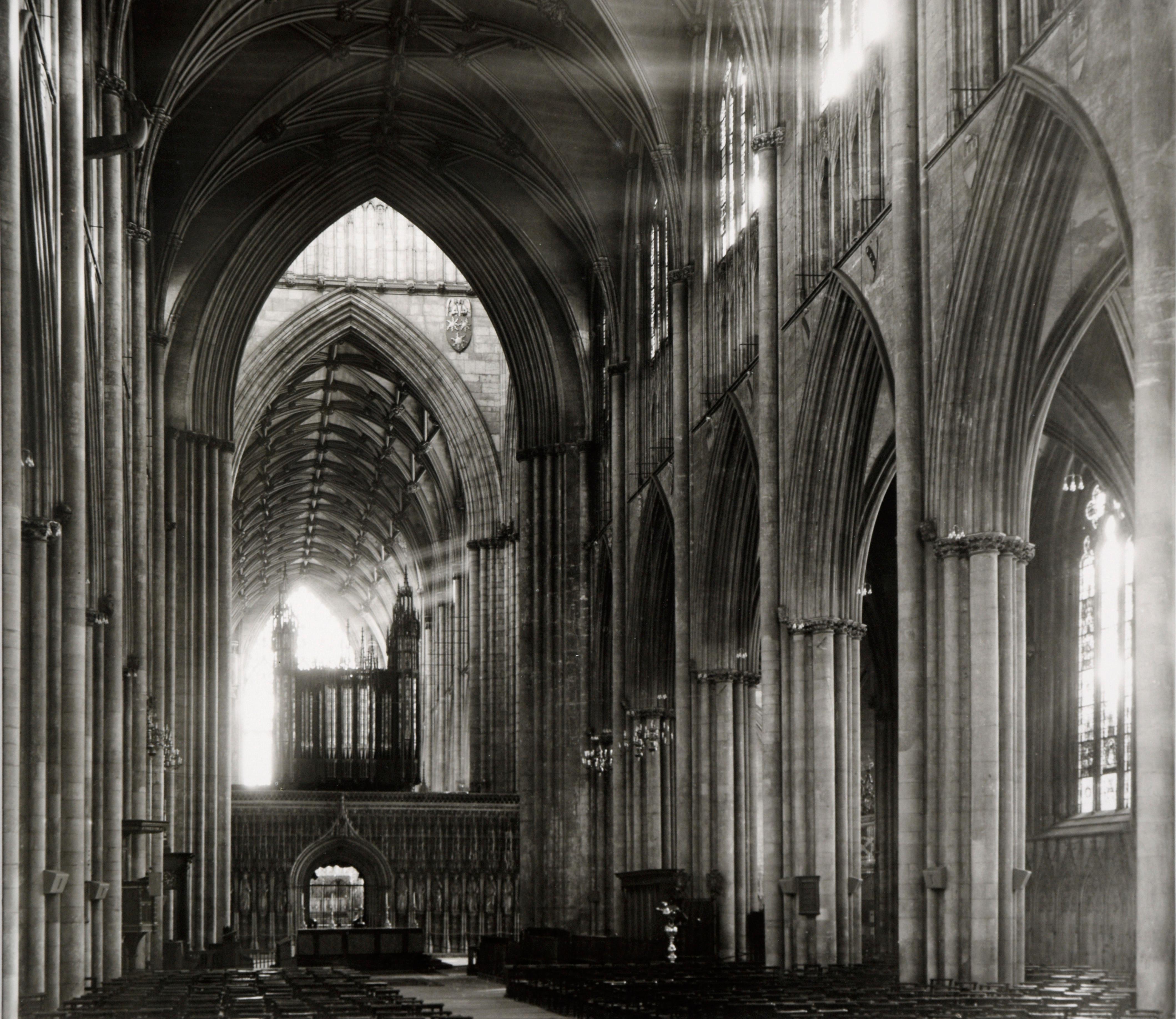 York Minster Minsterkathedrale, das Kirchenschiff mit Blick nach Osten Innenaufnahme

Fotografischer Silbergelatineabzug der Kathedrale von York Minster, das Kirchenschiff mit Blick nach Osten von Edwin Smith (Brite, geb. 1912, gest. 1971).

Dieser