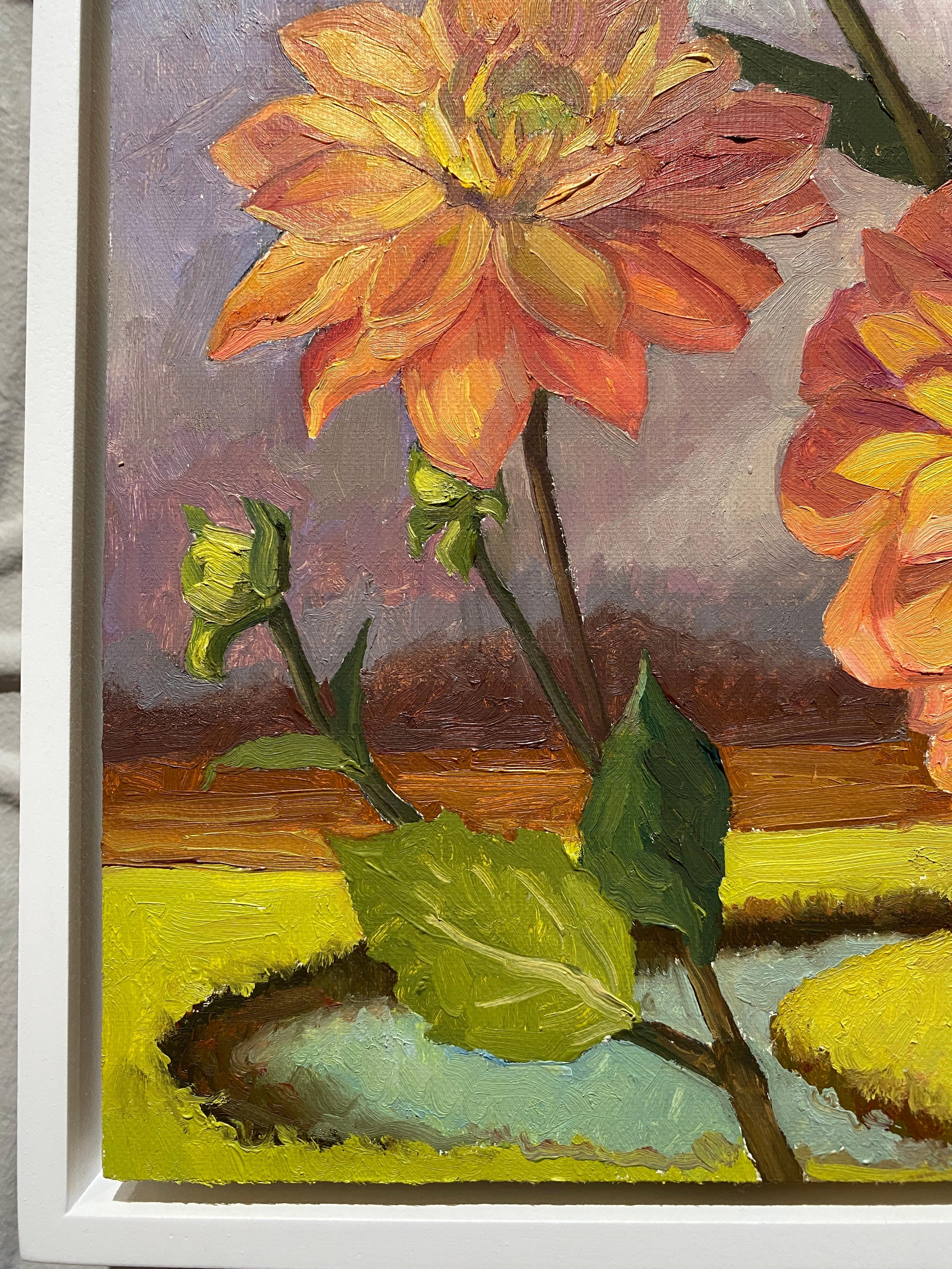 Pintadas del natural, un trío de florecientes Dalias se elevan en deslumbrantes tonos naranja, rosa, amarillo y rojo. También salen brotes y hojas verdes de los tallos que brotan de la parte inferior del lienzo. Más allá, el telón de fondo de un