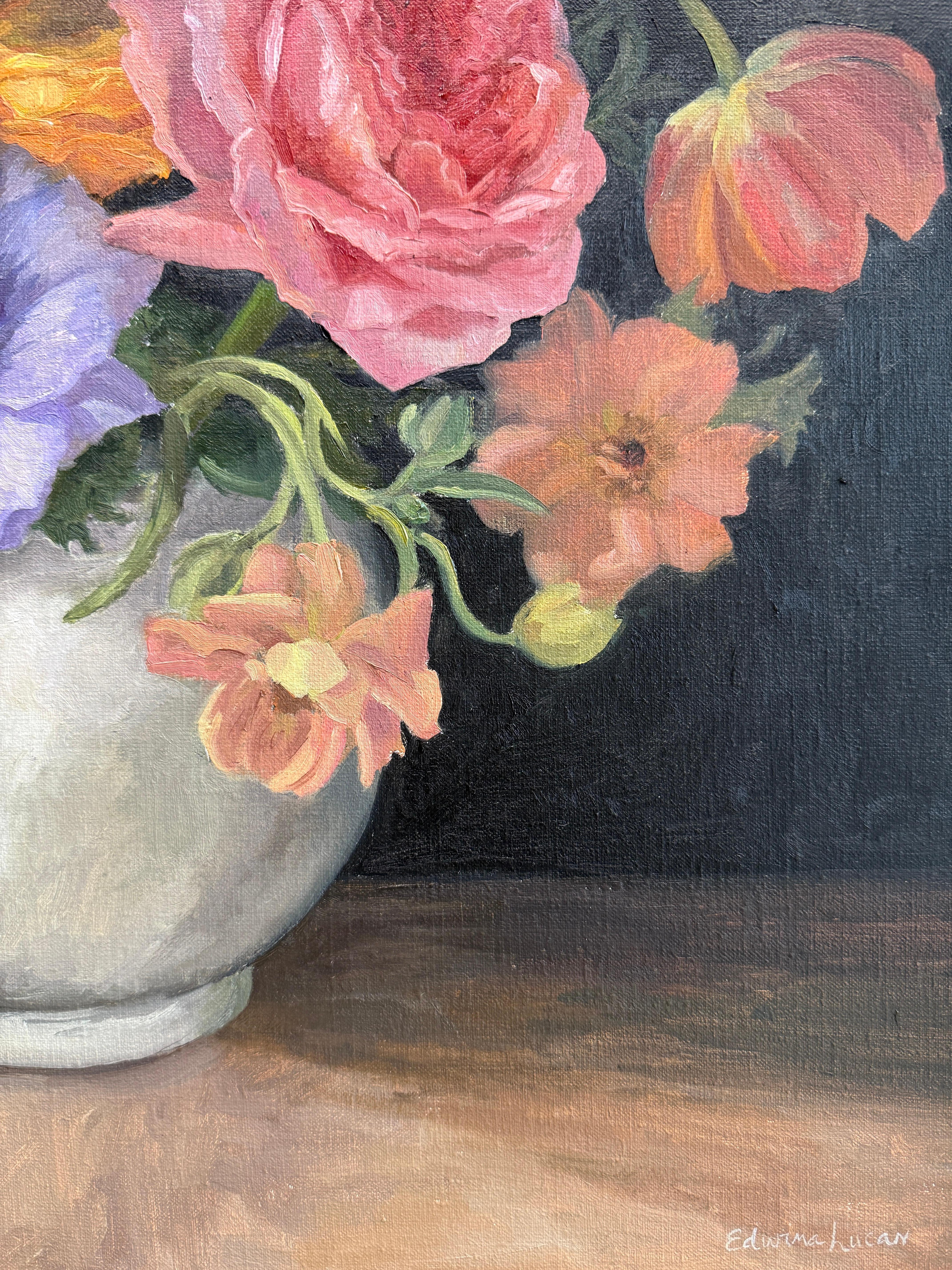 „Delightful gathering“ amerikanisches realistisches Stillleben mit bunten Blumen in Vase (Schwarz), Interior Painting, von Edwina Lucas