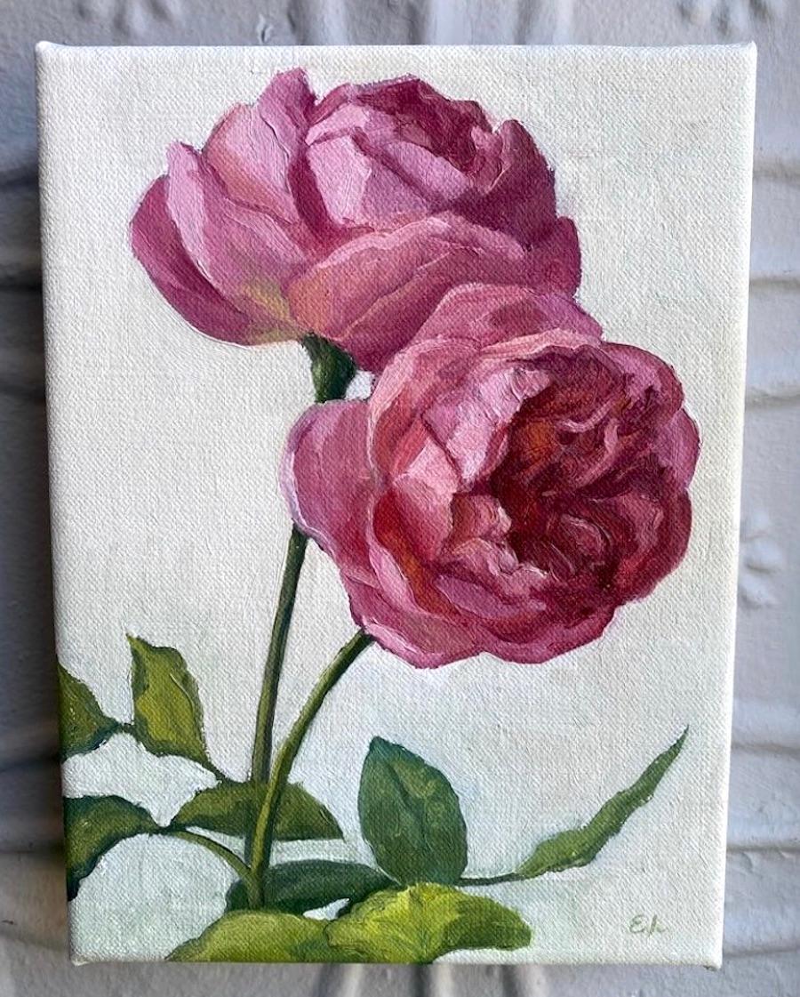 „Home Grown Blooms“ kleine rosa Pfingstrosen realistisches Stillleben auf cremefarbenem Hintergrund – Painting von Edwina Lucas