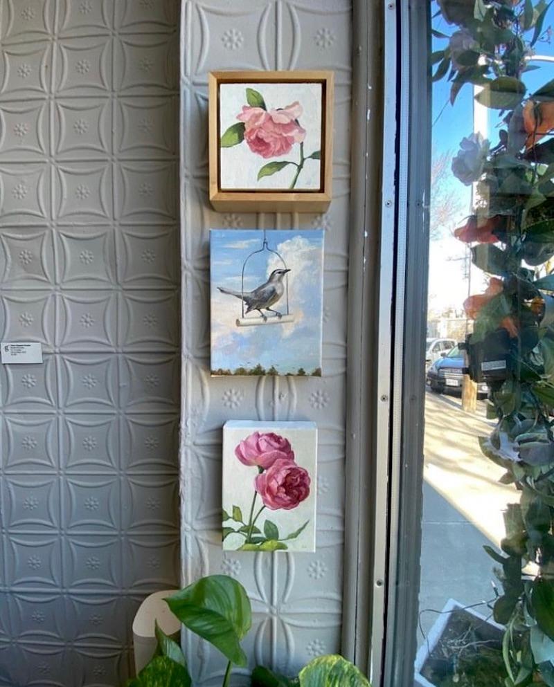 „Home Grown Blooms“ kleine rosa Pfingstrosen realistisches Stillleben auf cremefarbenem Hintergrund (Amerikanischer Realismus), Painting, von Edwina Lucas