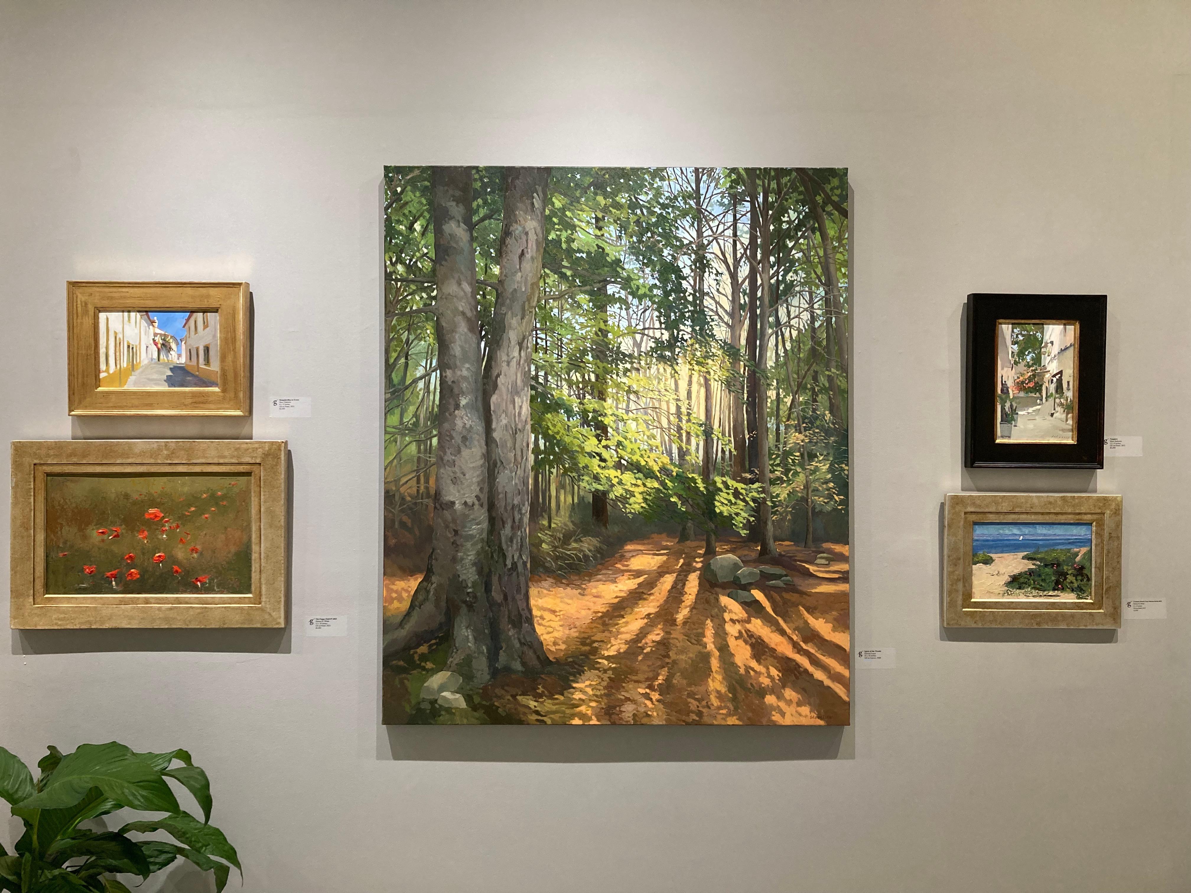 « Spirit of the Woods », réalisme américain, lumière traversant la forêt - Réalisme américain Painting par Edwina Lucas