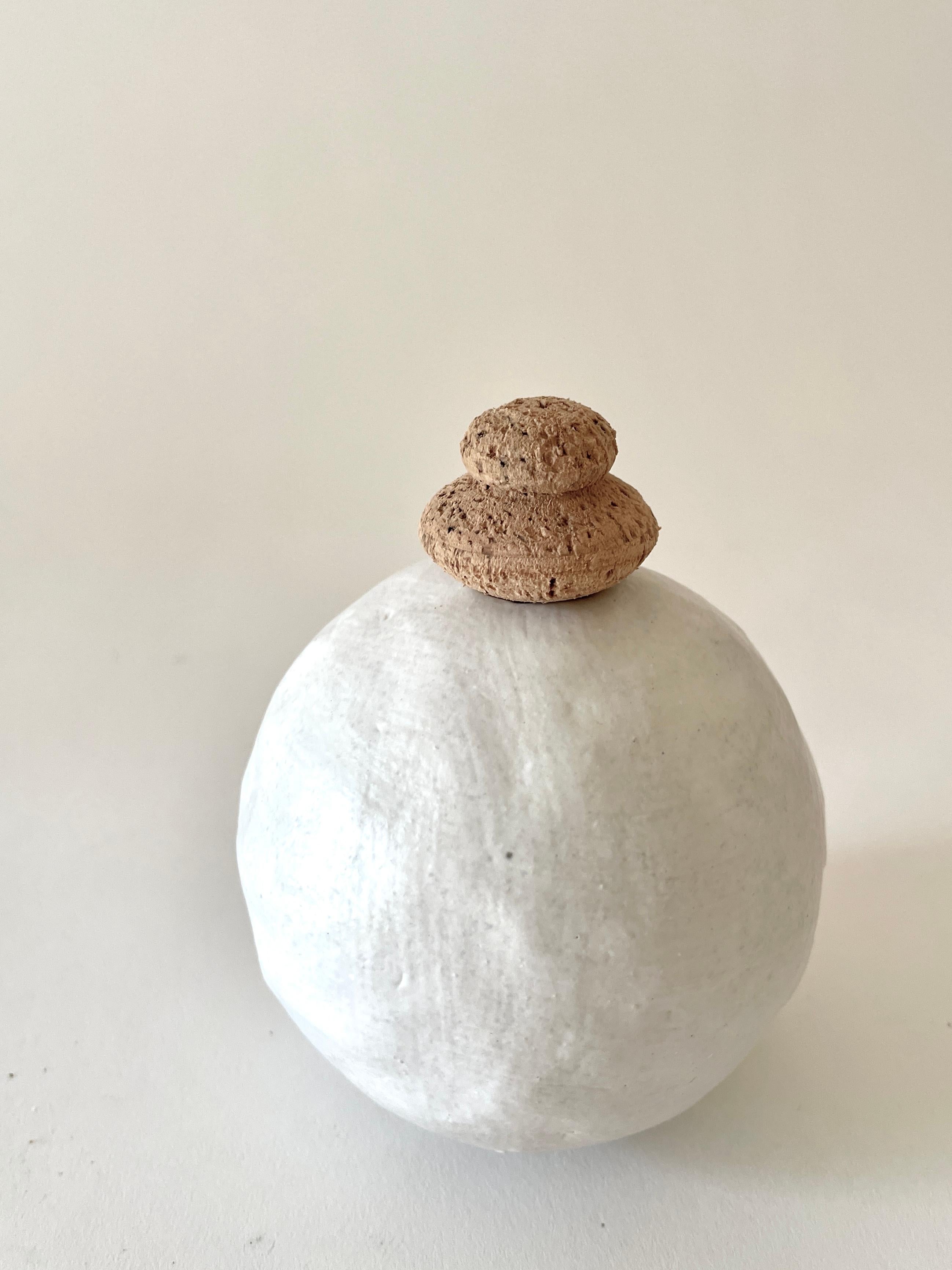 Weiße Edwina-Vase von Meg Morrison (Moderne) im Angebot