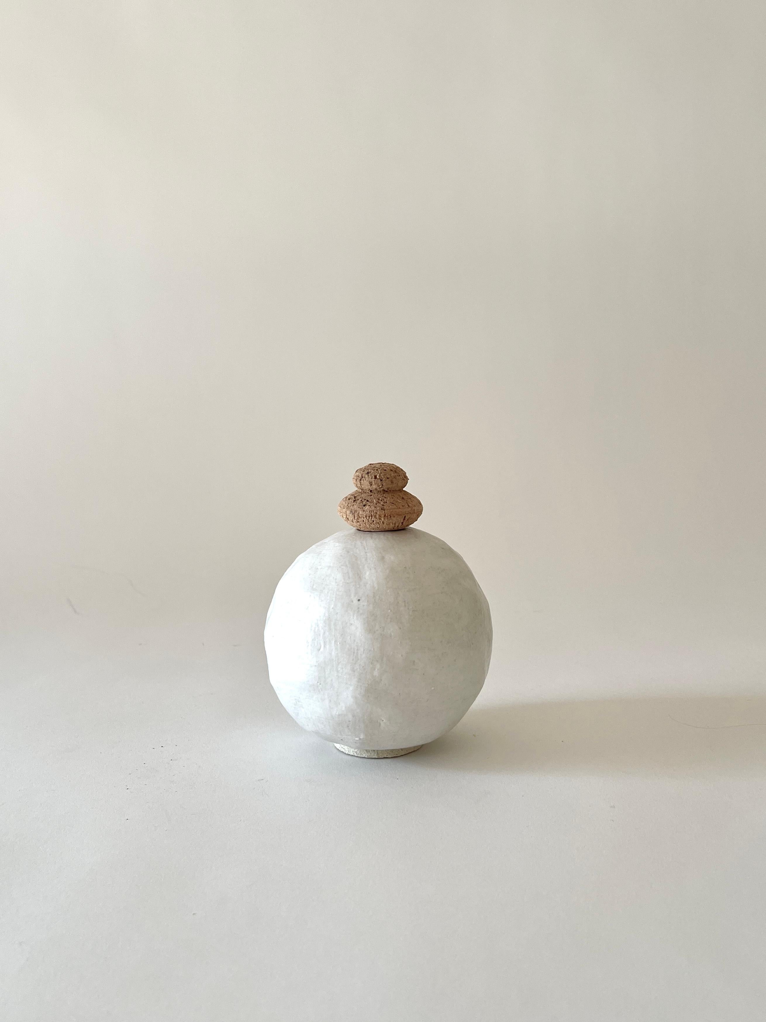 Weiße Edwina-Vase von Meg Morrison (amerikanisch) im Angebot
