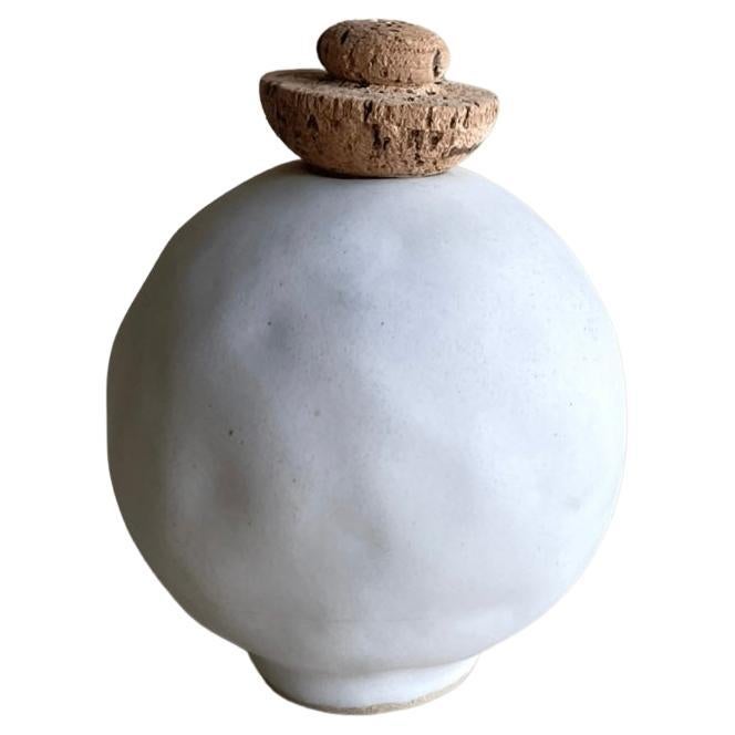 Weiße Edwina-Vase von Meg Morrison im Angebot