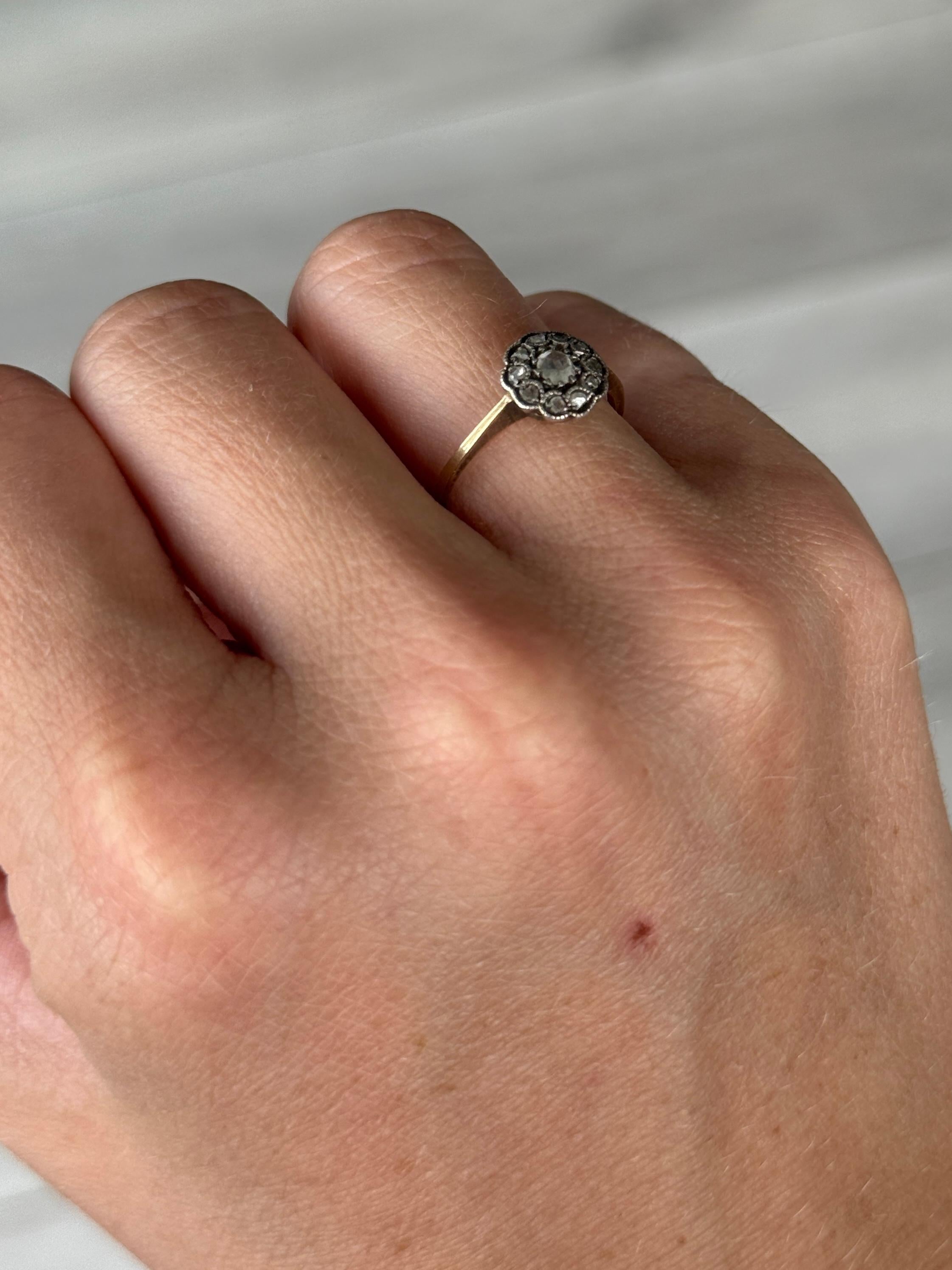 Questo anello è realizzato in oro 18 carati e i diamanti taglio rosa sono incastonati nel platino. Il peso dei diamanti di questo anello è di 20pt.

Misura dell'anello: K 1/2 o 5 1/2 
Dimensioni del cluster: 8x8,5 mm

Peso: 1.5 g