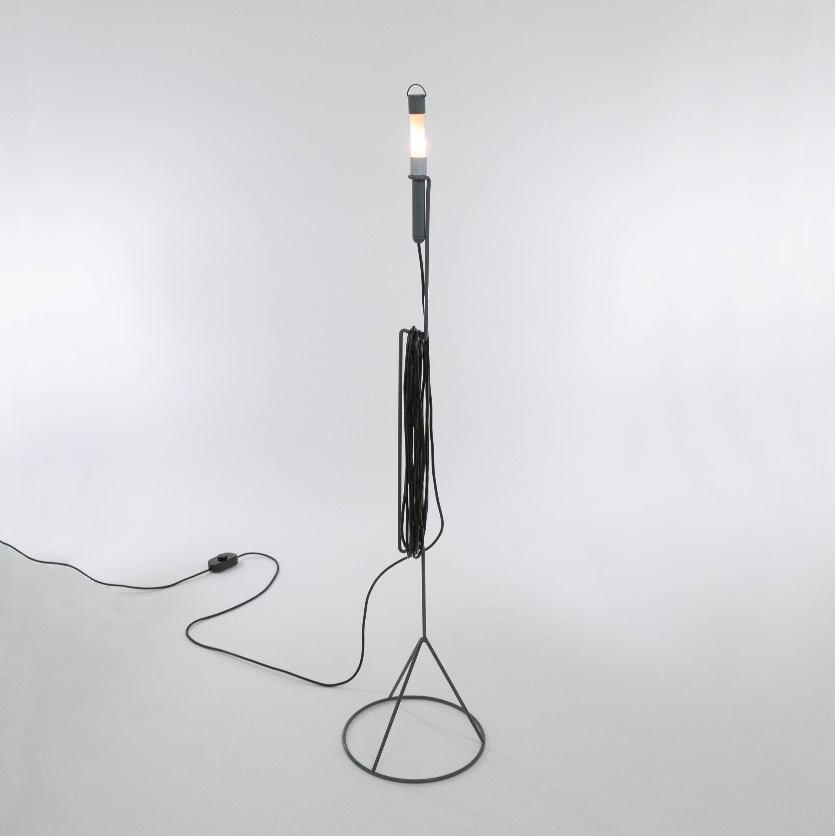 Lampadaire Edy conçu par Piero Castiglioni pour Fontana Arte en 1982.

Outre un lampadaire, la série de lampes basse tension Edy se compose d'une suspension, d'une applique et d'une lampe de table, chacune avec une armature métallique
