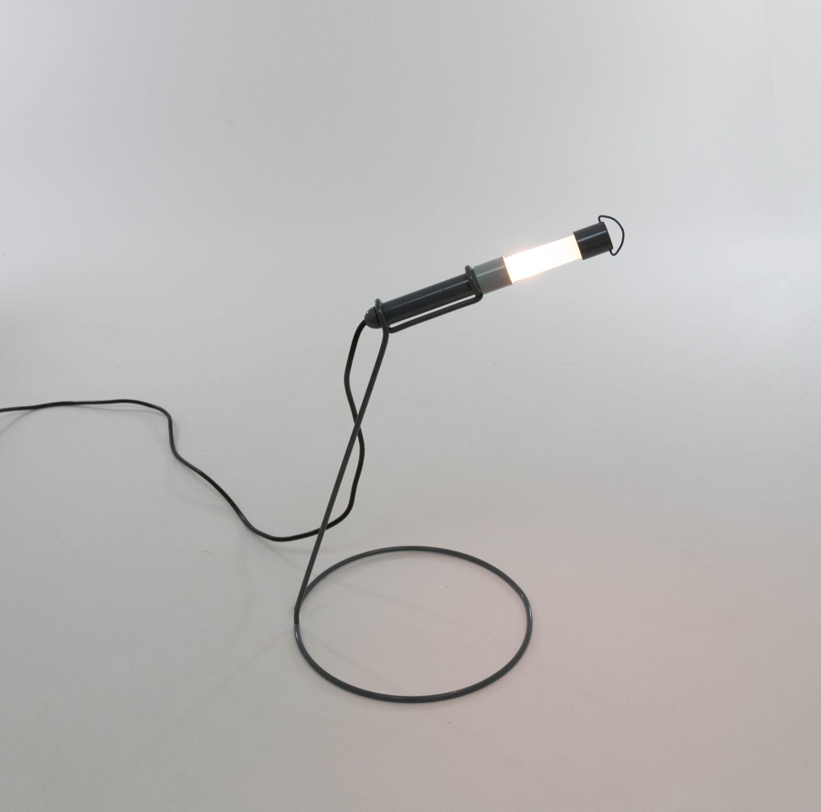 Lampe de table Edy conçue par Piero Castiglioni pour Fontana Arte en 1982.

Outre une lampe de table, la série de lampes basse tension Edy se compose d'une suspension, d'une applique et d'un lampadaire, chacun avec une armature métallique