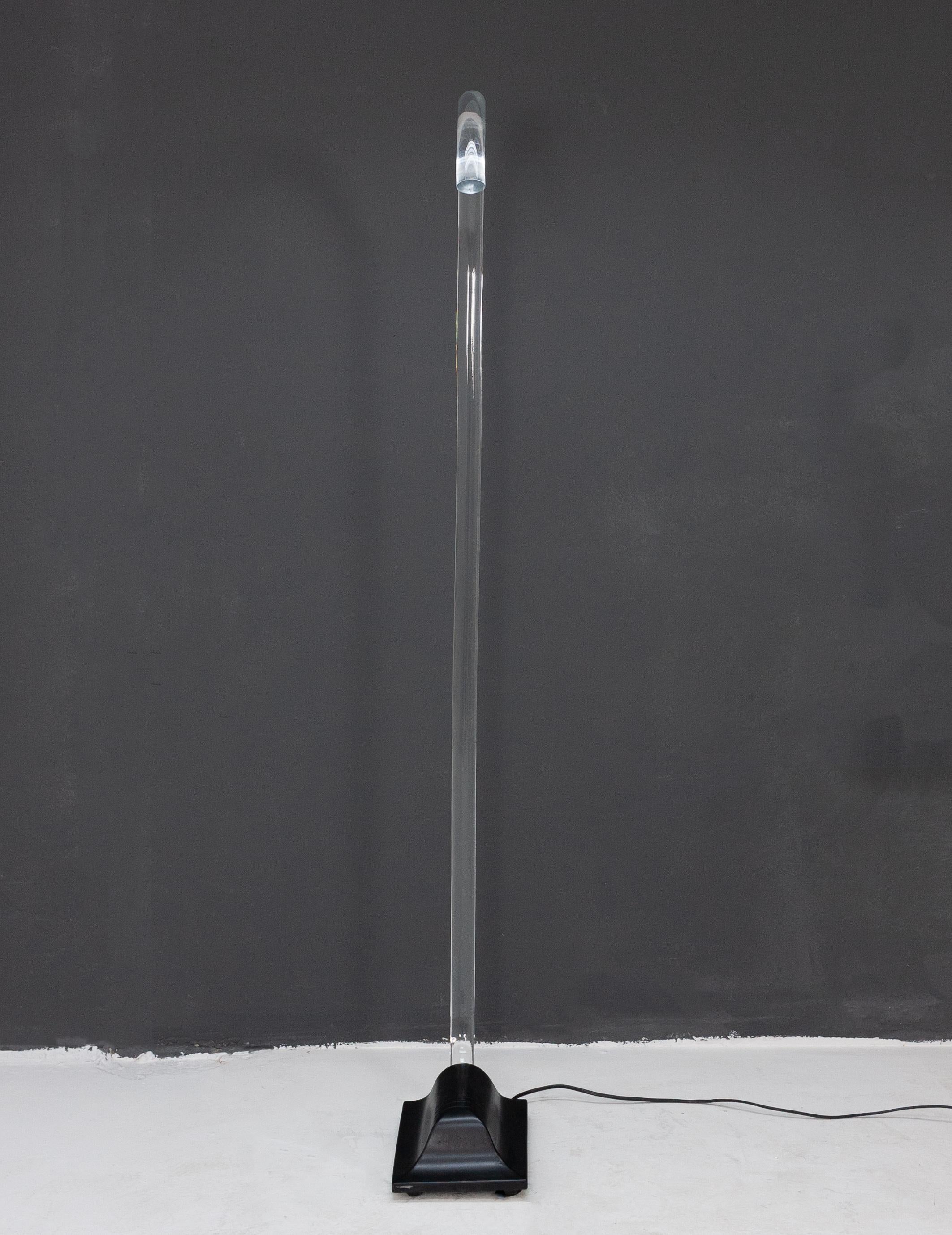 Perspex halogen floor lamp with ceramic base model King, designed in 1984 by Edy ten Berge Light & Design. A halogen light in the lamp base illuminates the curved perspex rod. This is an early example hand-signed on the base of the rod. Comes with