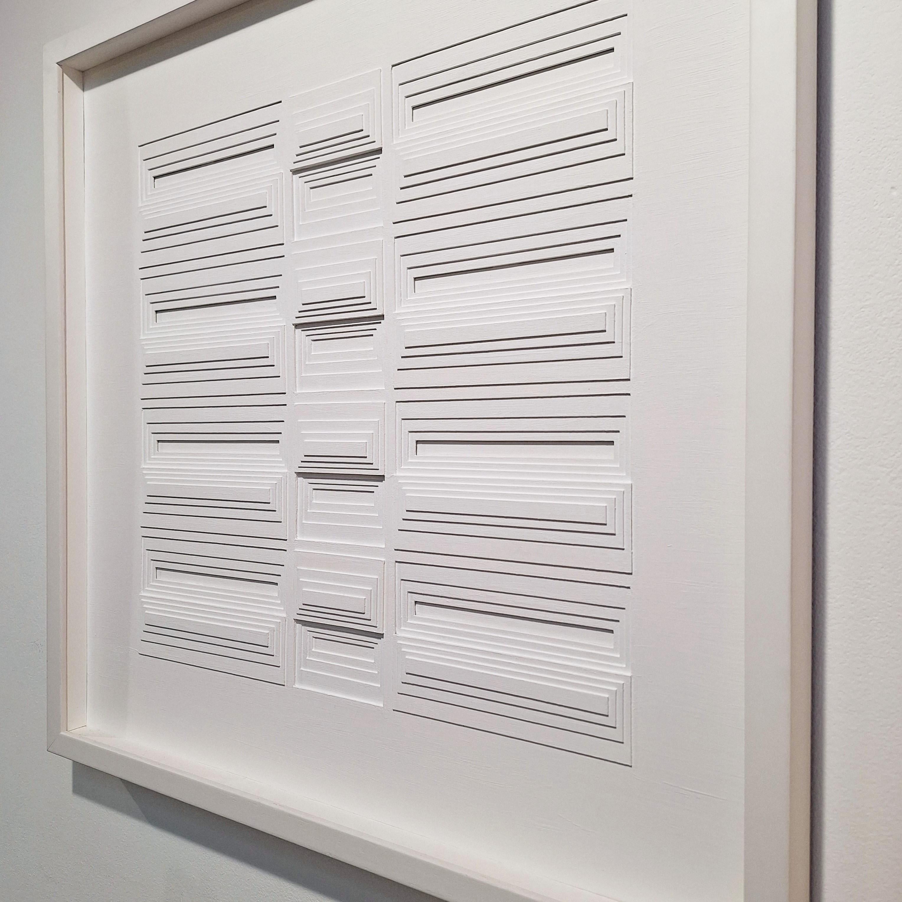 Colonne ritmiche CZ è un unico rilievo di pittura moderna contemporanea dell'artista olandese Eef de Graaf. Il rilievo è realizzato con elementi di cartone meticolosamente tagliati a mano e rifiniti con vernice acrilica bianca opaca. Quest'opera