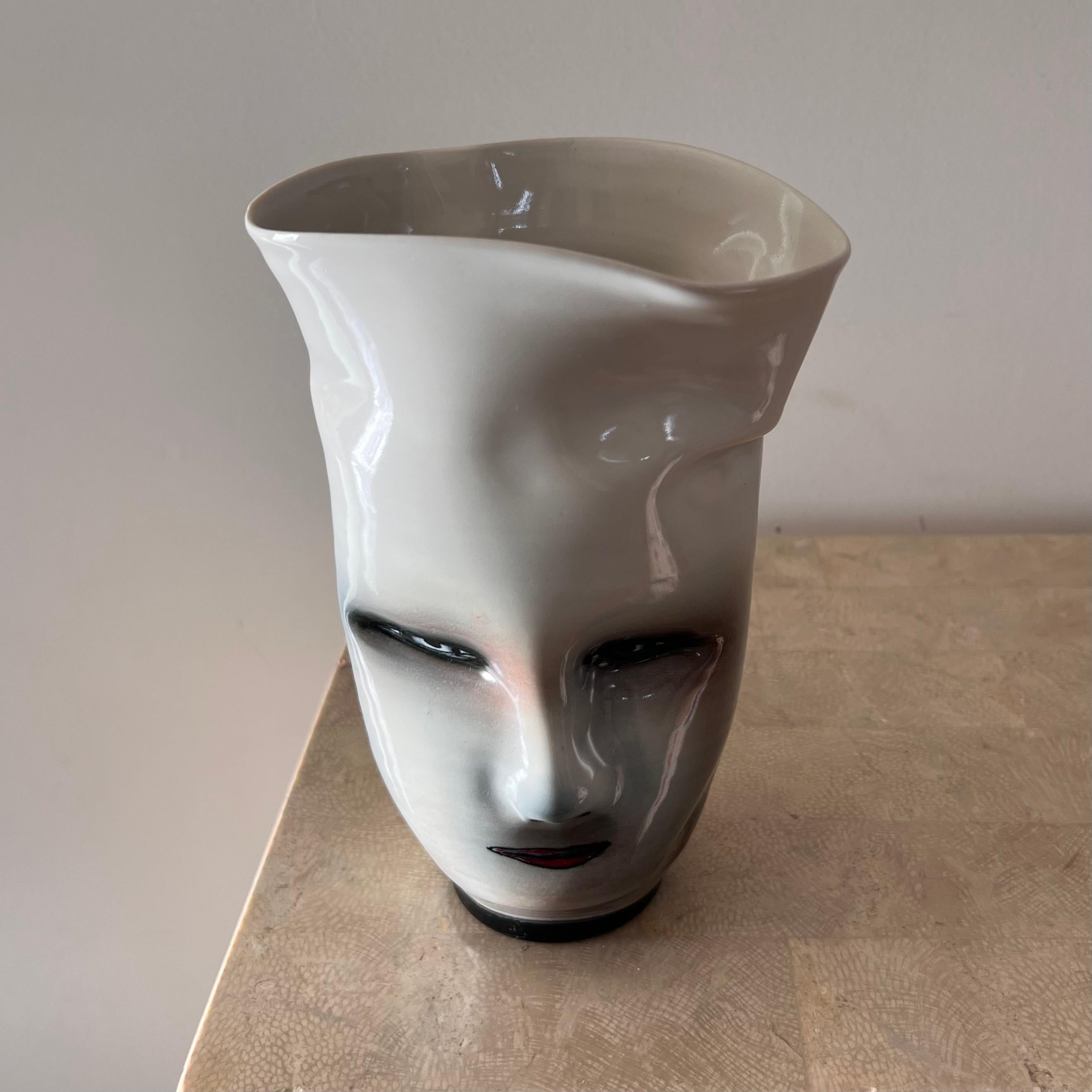 Américain Vase à visage postmoderne Eerie de l'artiste Bing Gleitsman, 1996