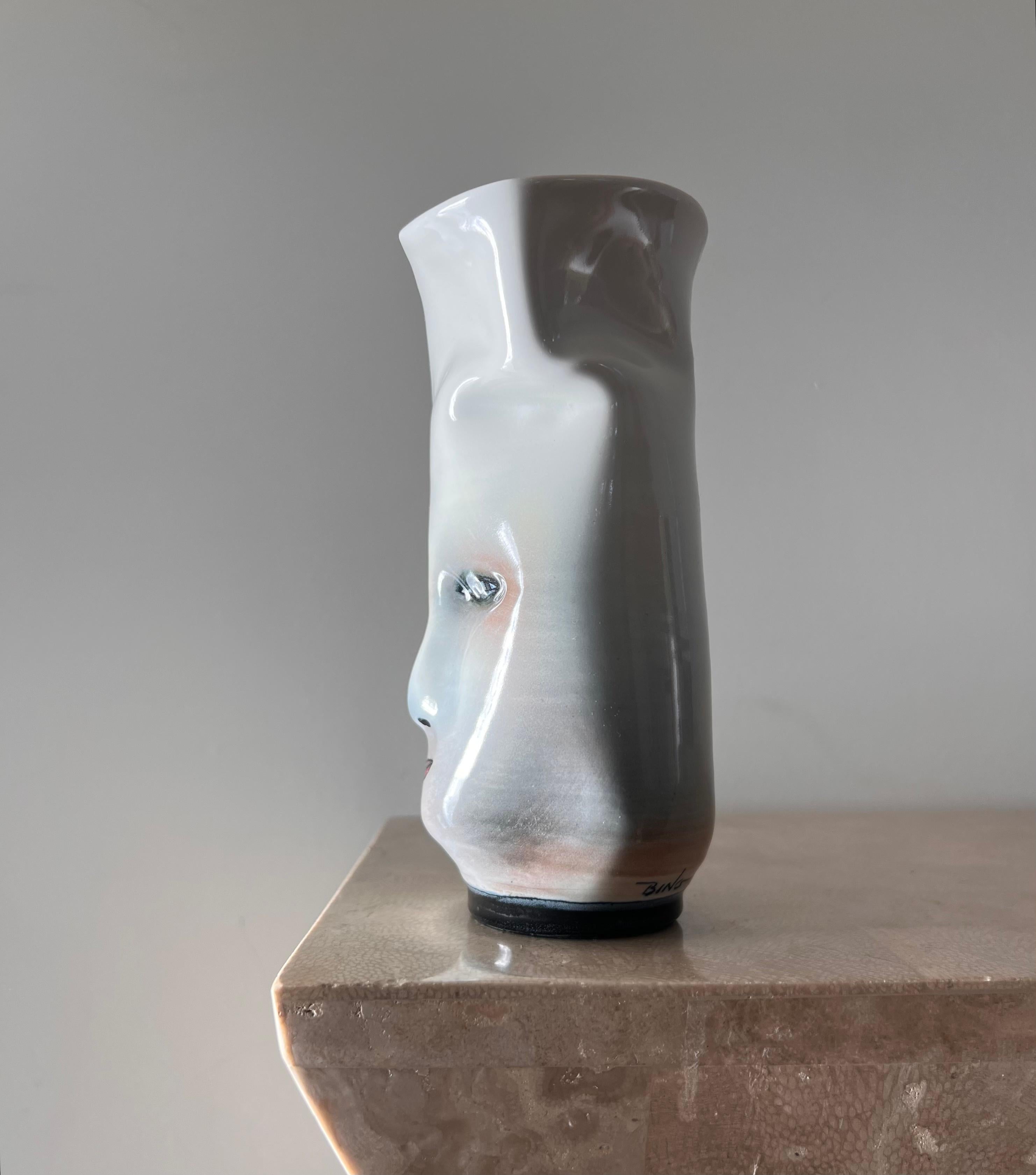 Vernissé Vase à visage postmoderne Eerie de l'artiste Bing Gleitsman, 1996