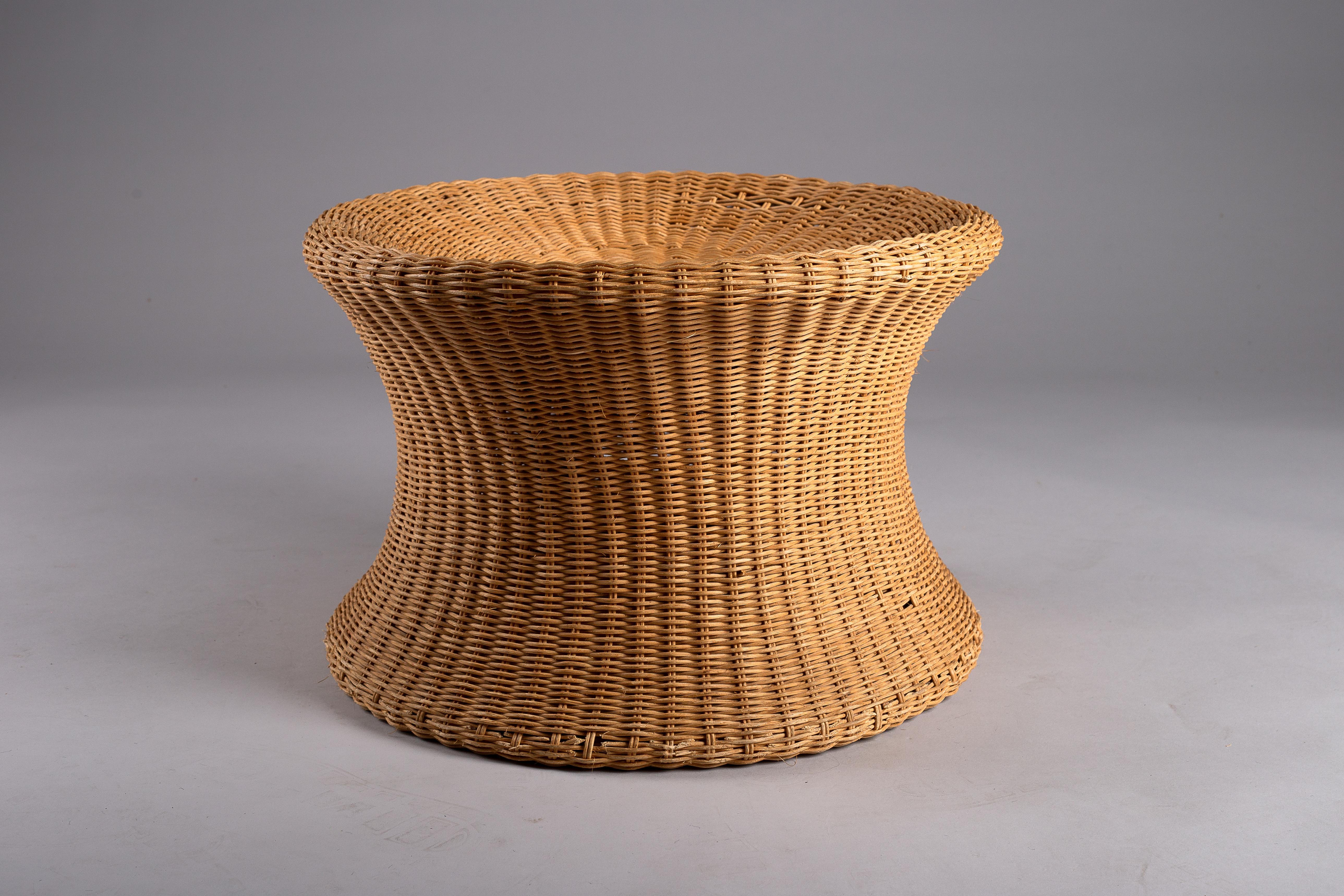 Voici l'emblématique tabouret Juttu en osier d'Eero Aarnio, conçu à l'origine dans les années 1960 et proposé par Artek. Cette pièce au design vintage présente une forme unique et ludique qui résume parfaitement l'esprit de l'ère moderne du milieu