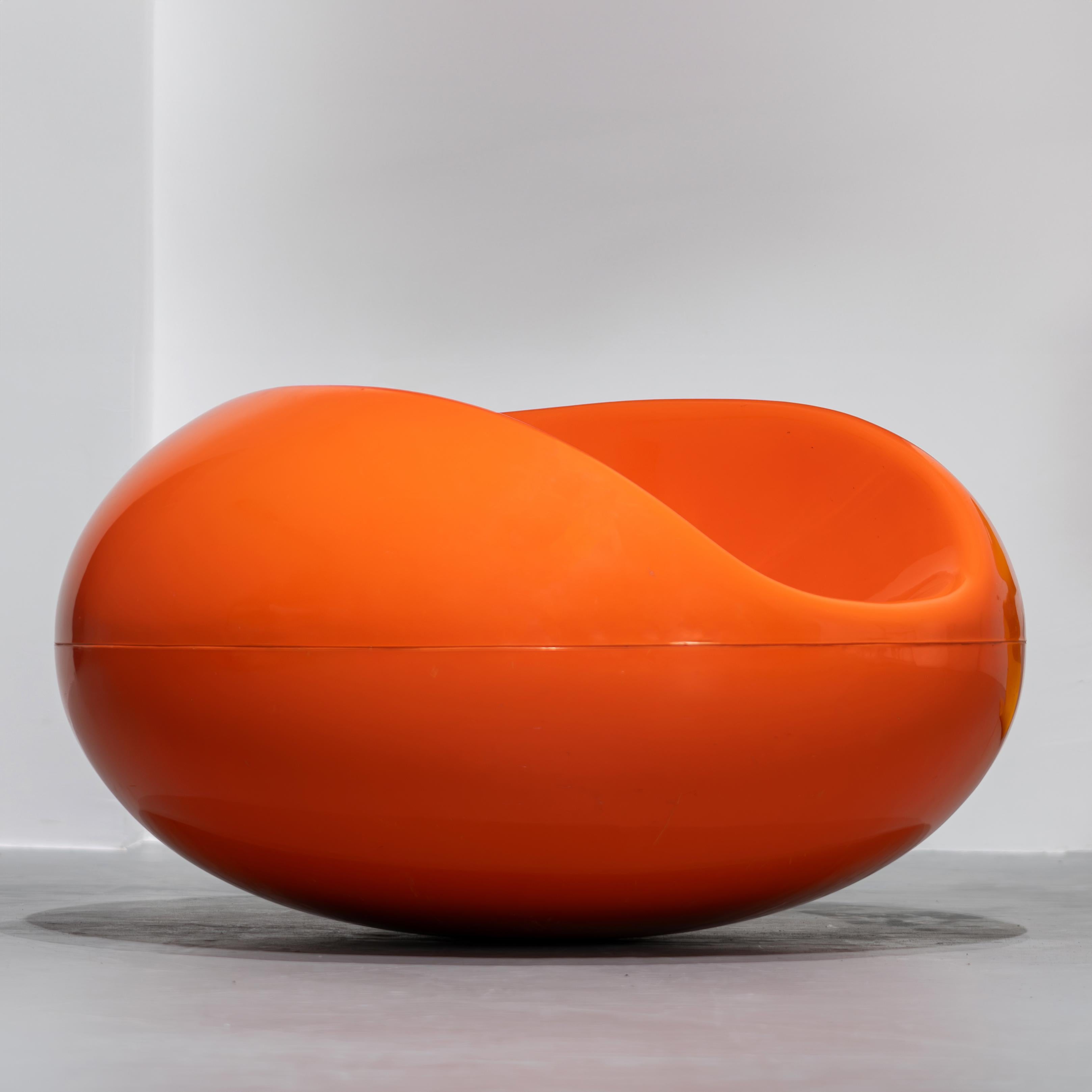Eero Aarnio - 1. Serie Pastil Chair in leuchtendem Orange, 1967 von Asko, Finnland.

Eero Aarnio fertigte den ersten Prototyp des Pastil-Stuhls aus Styropor an, mit dessen Hilfe er die Maße, die Ergonomie und die Schaukeleigenschaften überprüfen