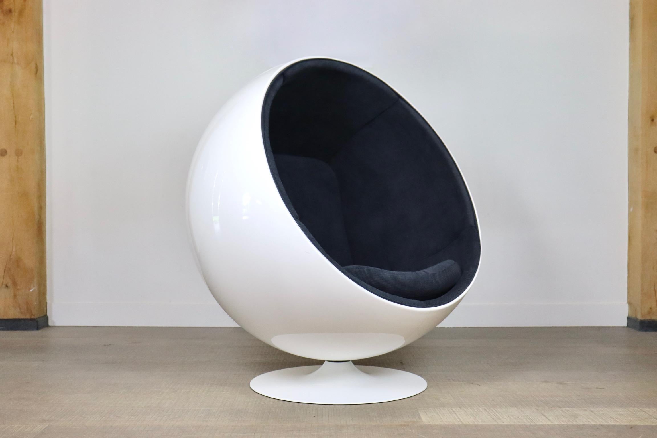 This design is from outer space! The ball chair was designed in 1963 and debuted at the Cologne Furniture Fair in 1966. The chair is one of the most famous and beloved classics of Finnish design and it was the international breakthrough of Eero