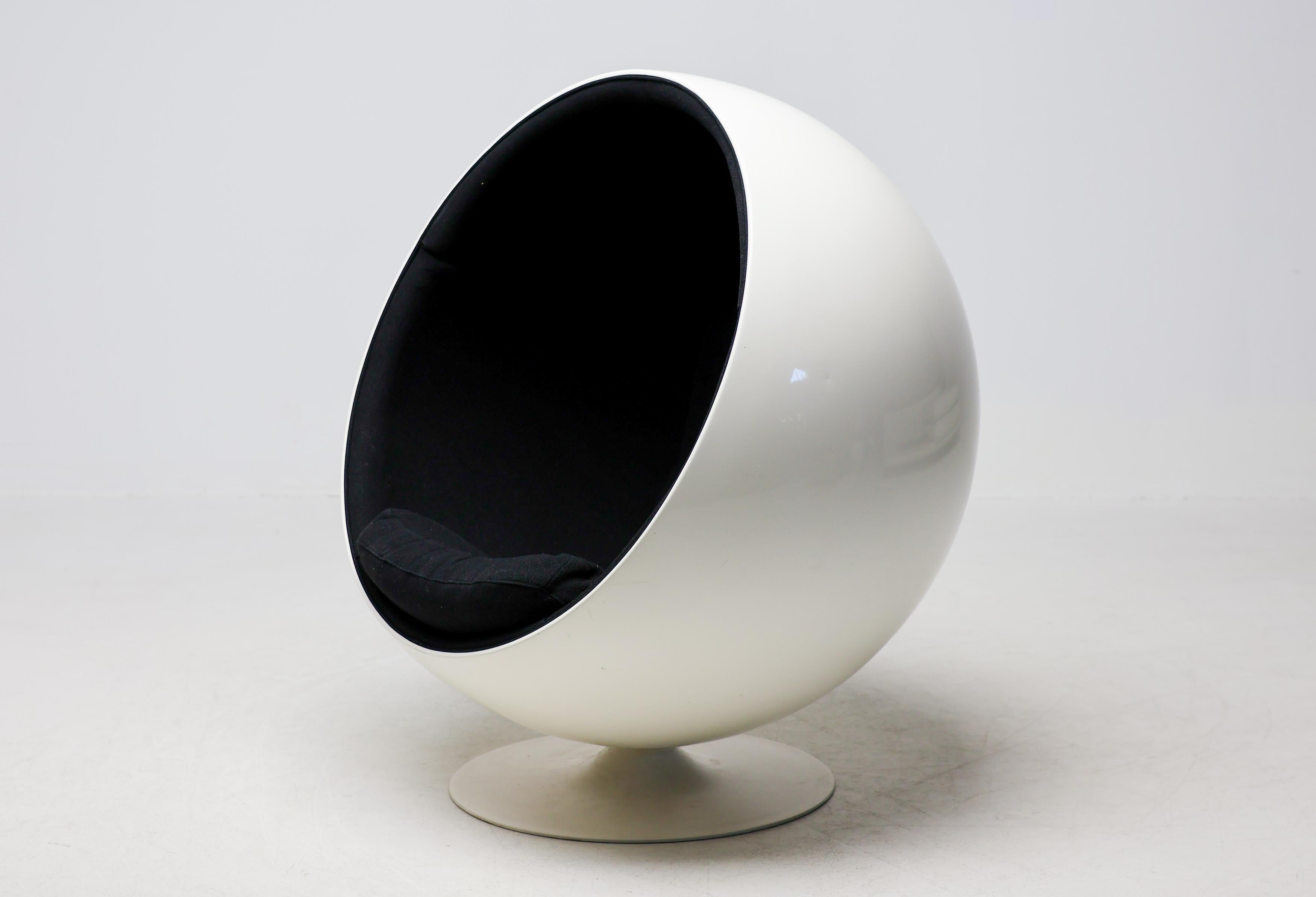Icona inconfondibile del design degli anni '60, la Ball Chair del designer finlandese Eero Aarnio è audace oggi come quando ha debuttato nel 1963. Con la sua silhouette futuristica e la sua forma a bozzolo, questo pezzo innovativo è più di una