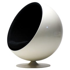 Eero Aarnio "Ball Chair" - Design iconico del Mid-Century Modern