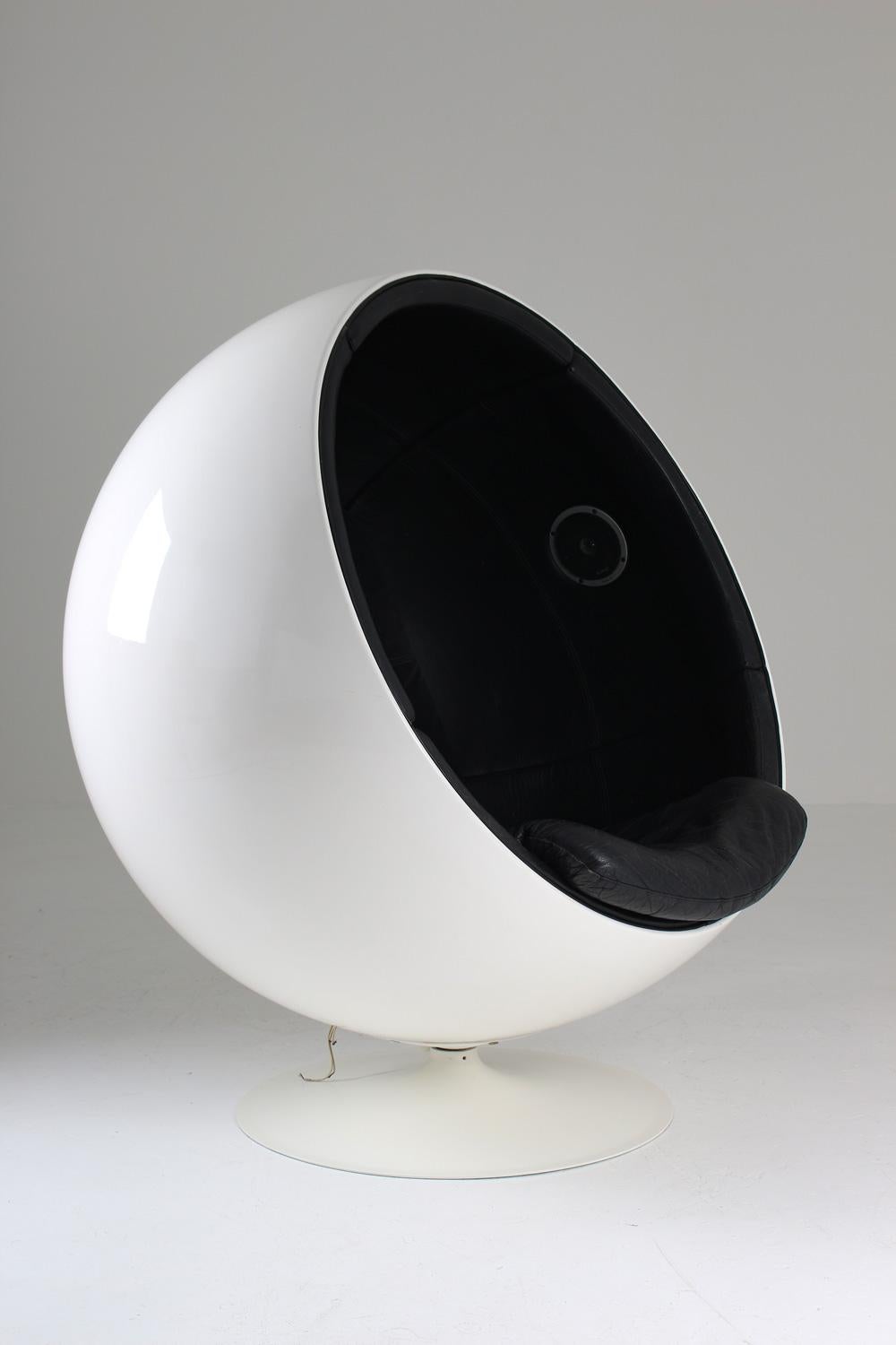 Eero Aarnio: „Ball Chair“ mit Lederpolsterung und Stühlen (Skandinavische Moderne)