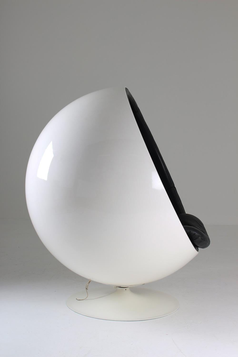 Eero Aarnio: „Ball Chair“ mit Lederpolsterung und Stühlen im Zustand „Gut“ in Karlstad, SE