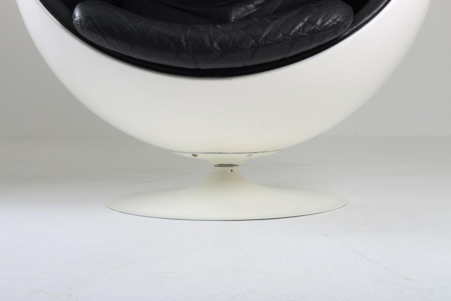 Eero Aarnio: „Ball Chair“ mit Lederpolsterung und Stühlen 1